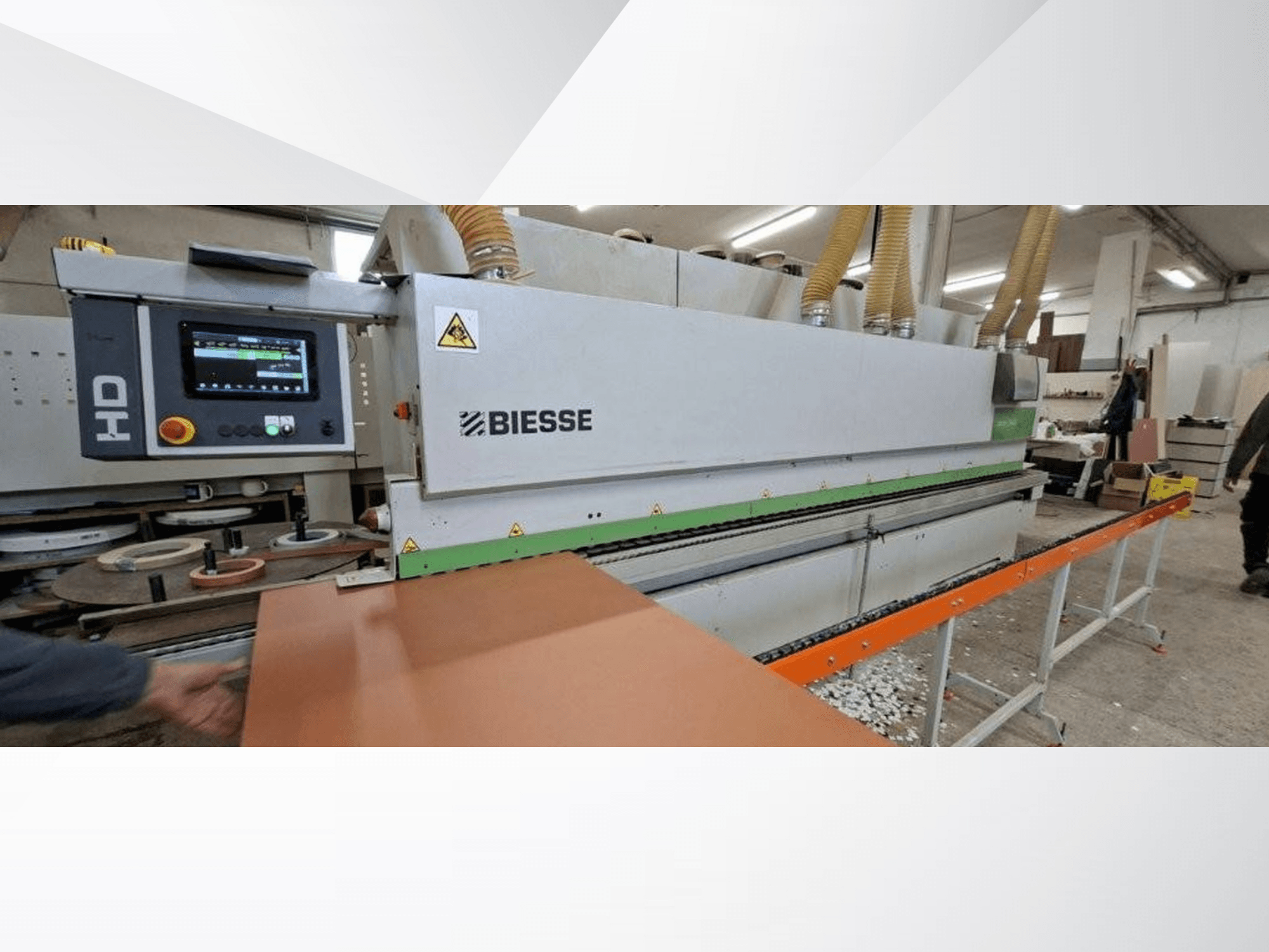 Máquina encintadora BIESSE JADE 340 en un taller, vista frontal con panel de control digital y mesa de alimentación naranja.