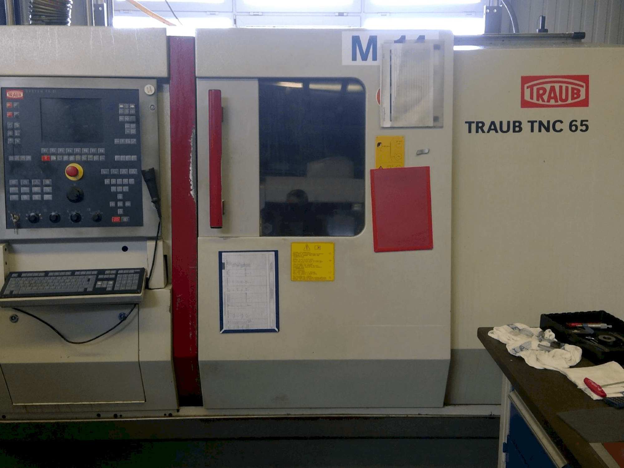 Vista frontal de la máquina TRAUB TNC 42/65