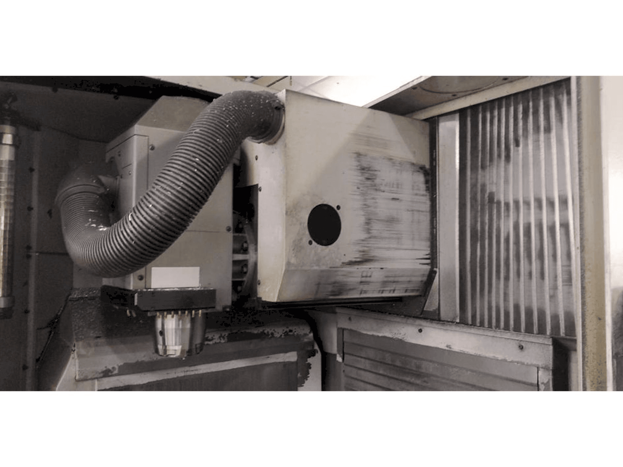 Vista frontal de la máquina DECKEL MAHO (DMG) Type DMU 60 T