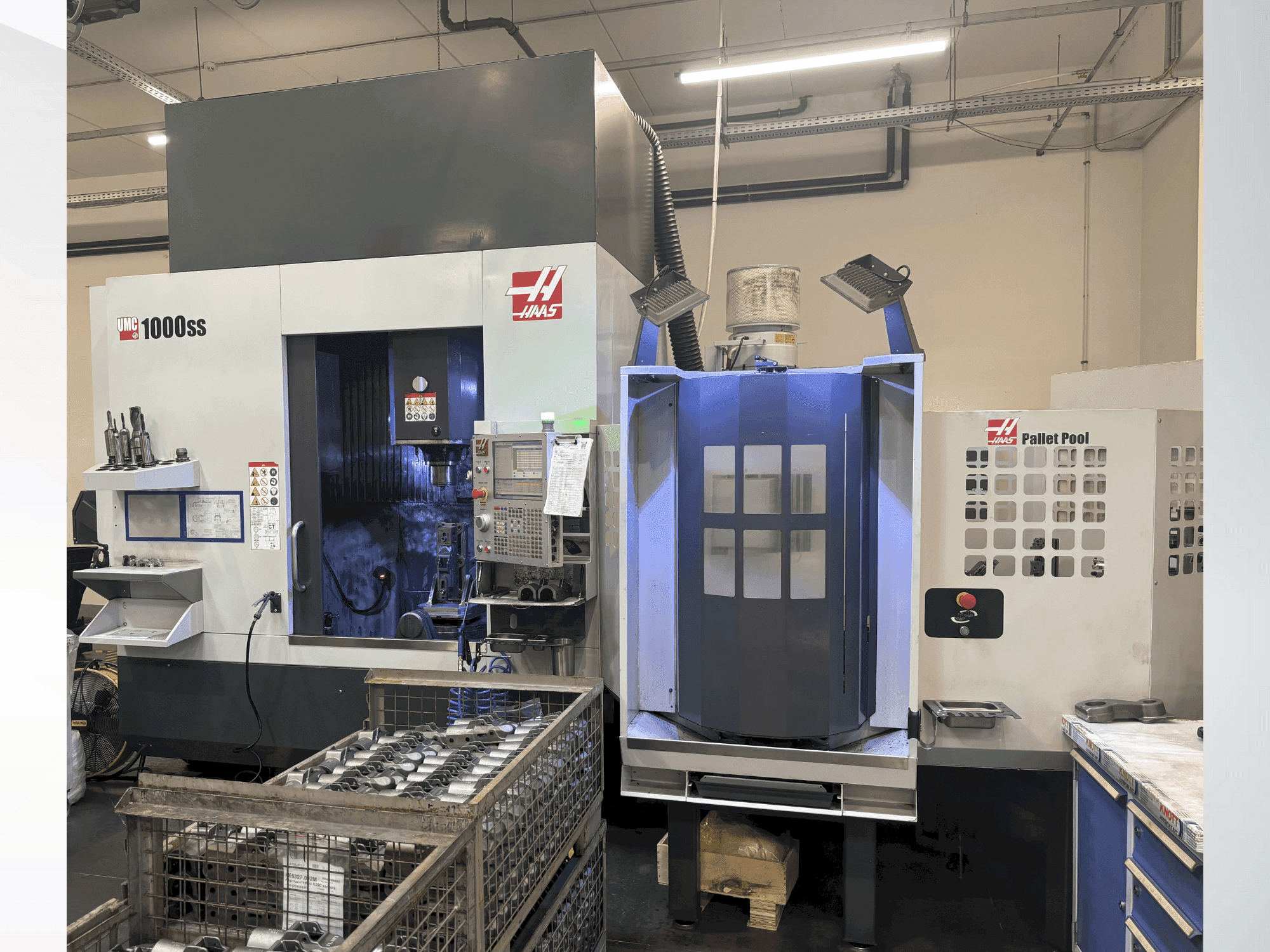 Vista frontal de la máquina HAAS UMC-1000SS