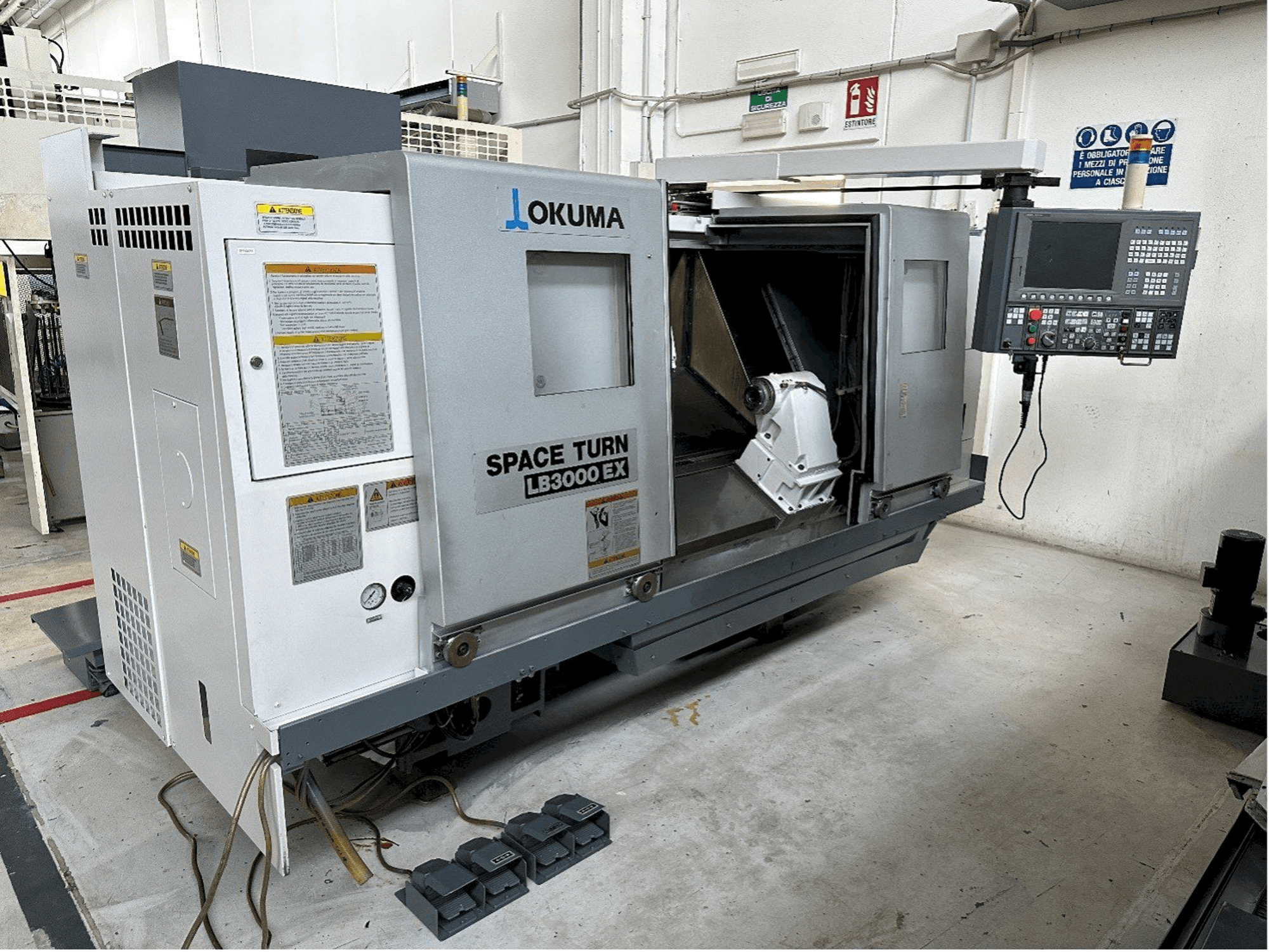 Vista frontal de la máquina Okuma LB 3000 EX