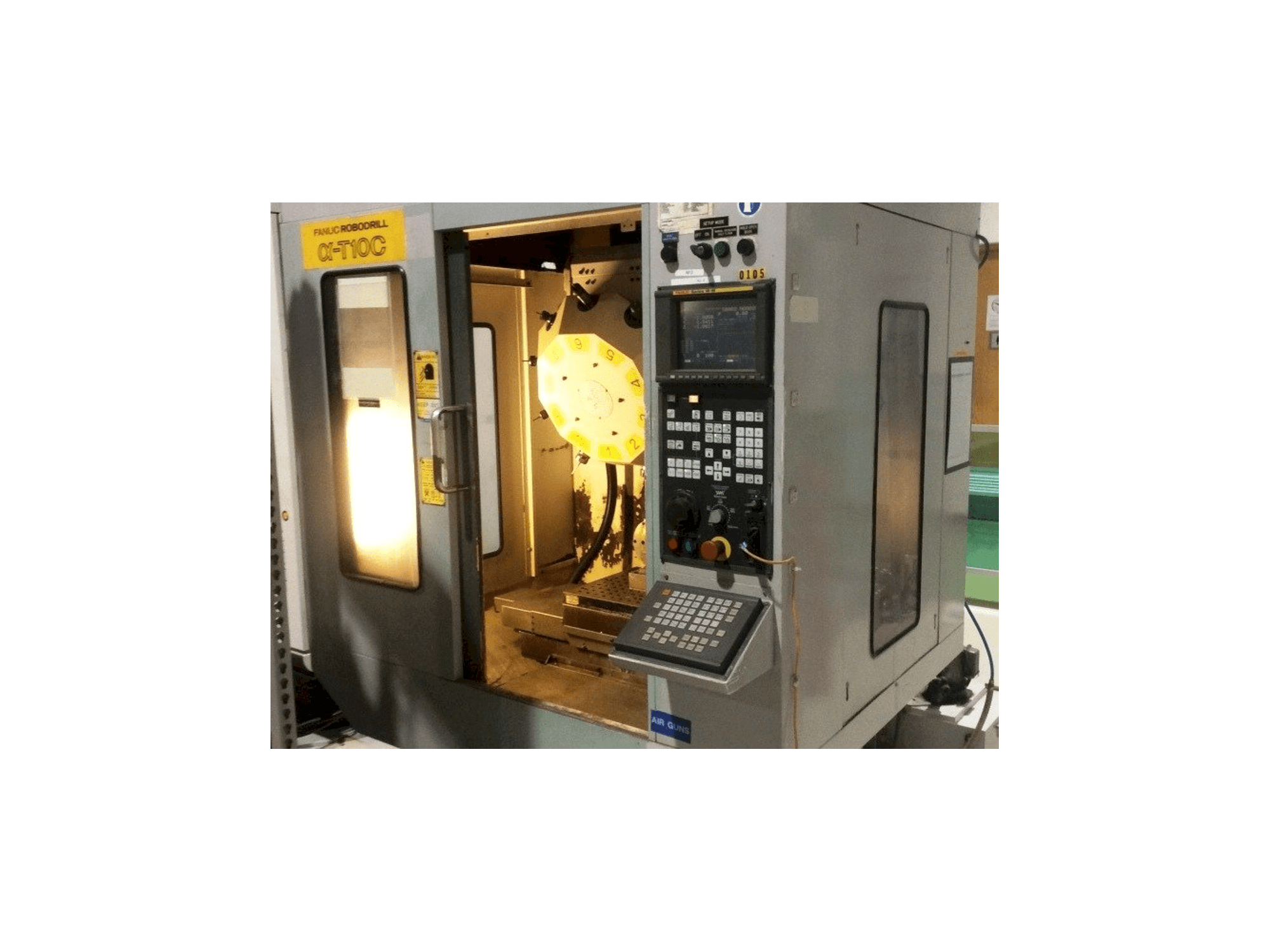 Vista frontal de la máquina FANUC RoboDrill Q-T10C
