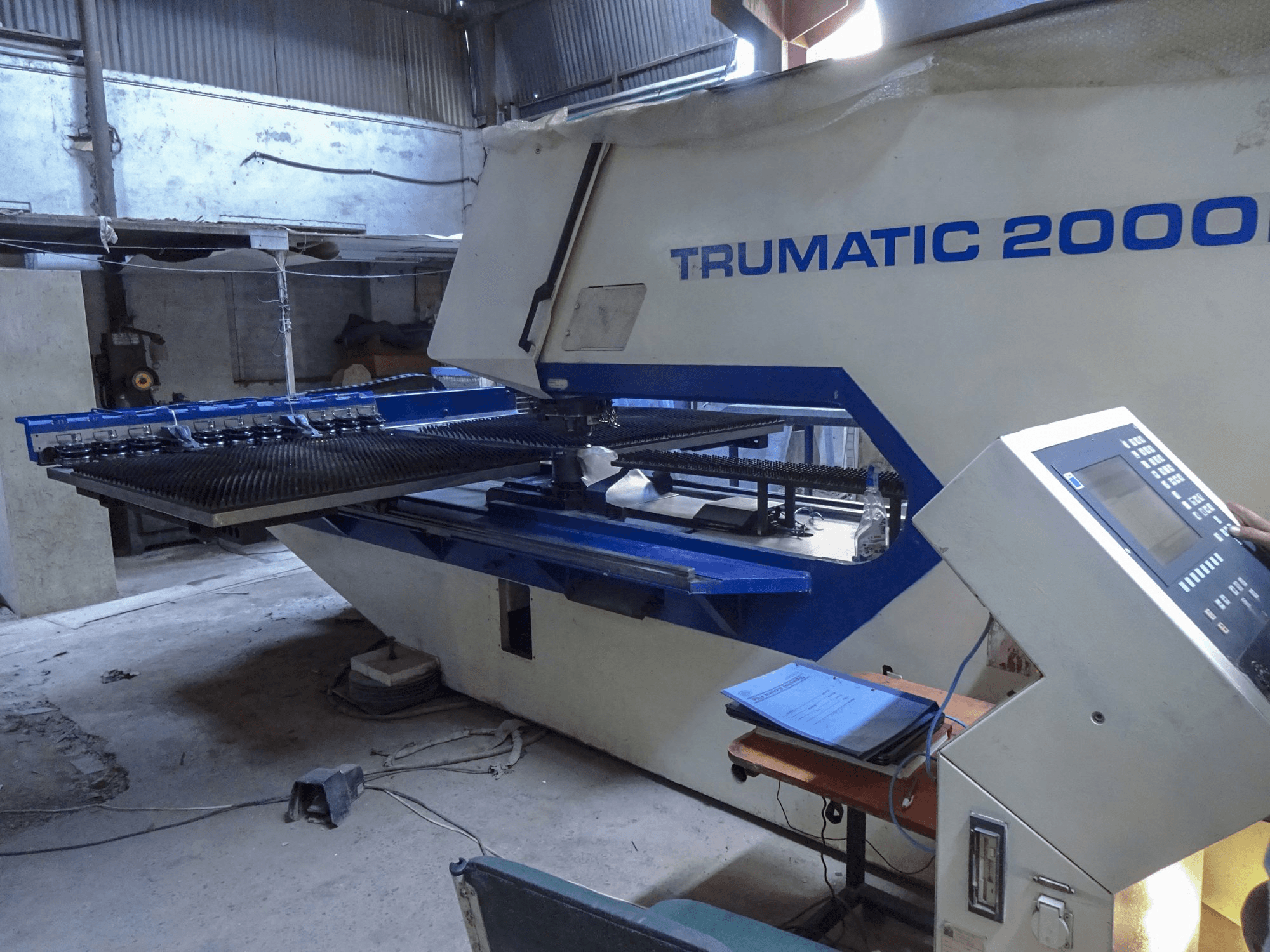 Vista frontal de la máquina Trumpf Trumatic 2000 R