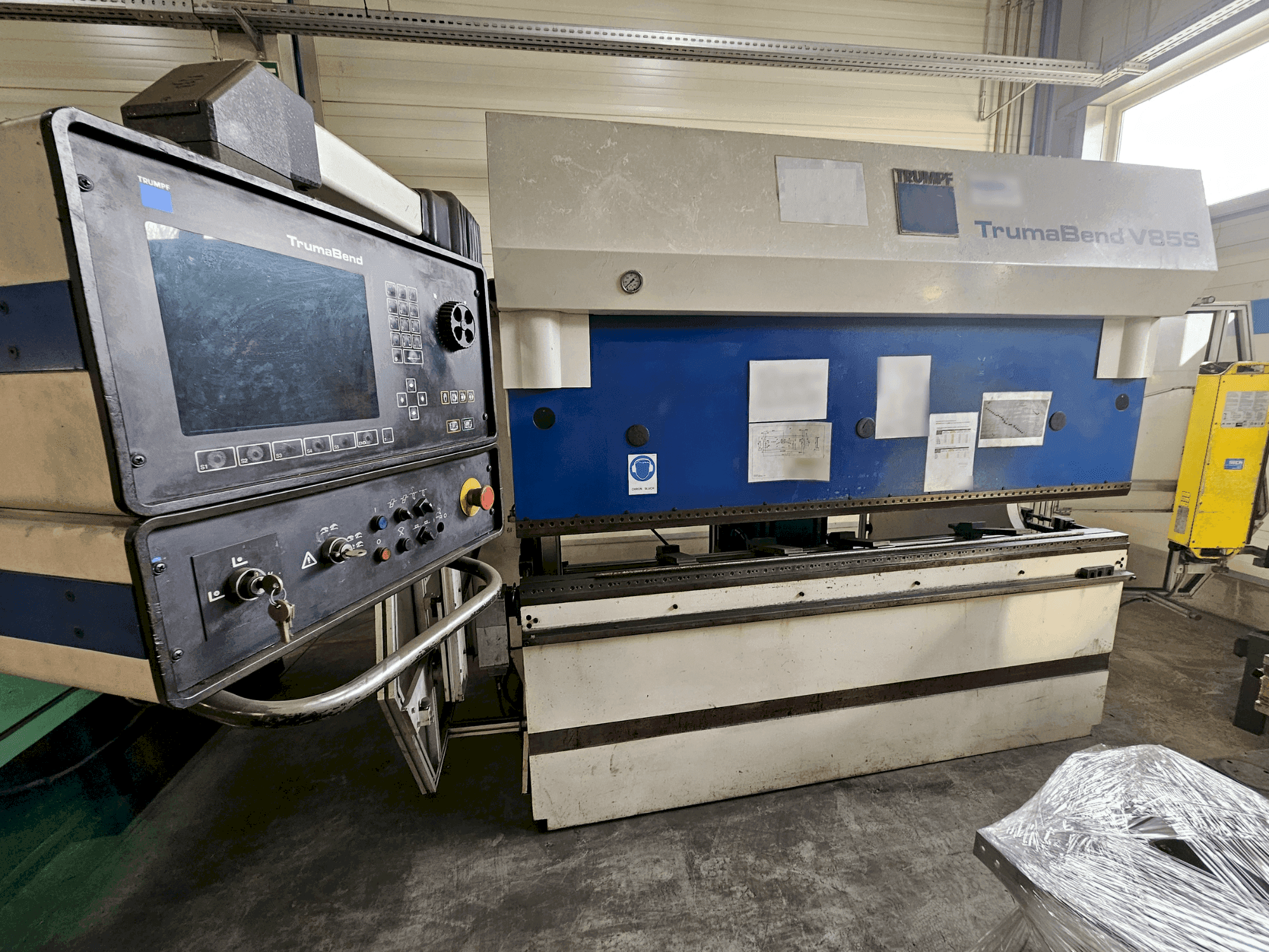 Vista frontal de la máquina TRUMPF TRUMABEND V85S
