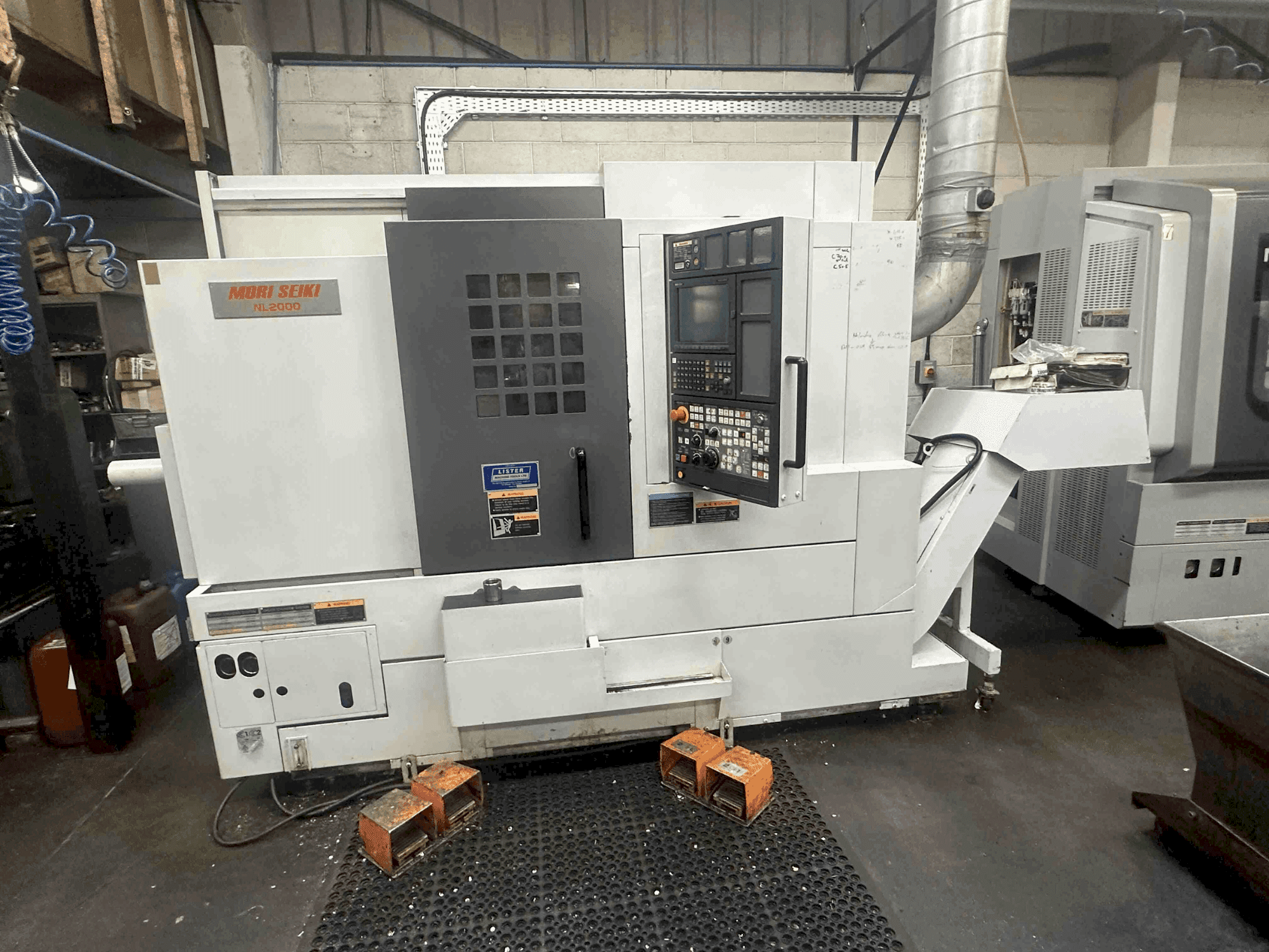 Vista frontal de la máquina MORI SEIKI NL2000SY/500