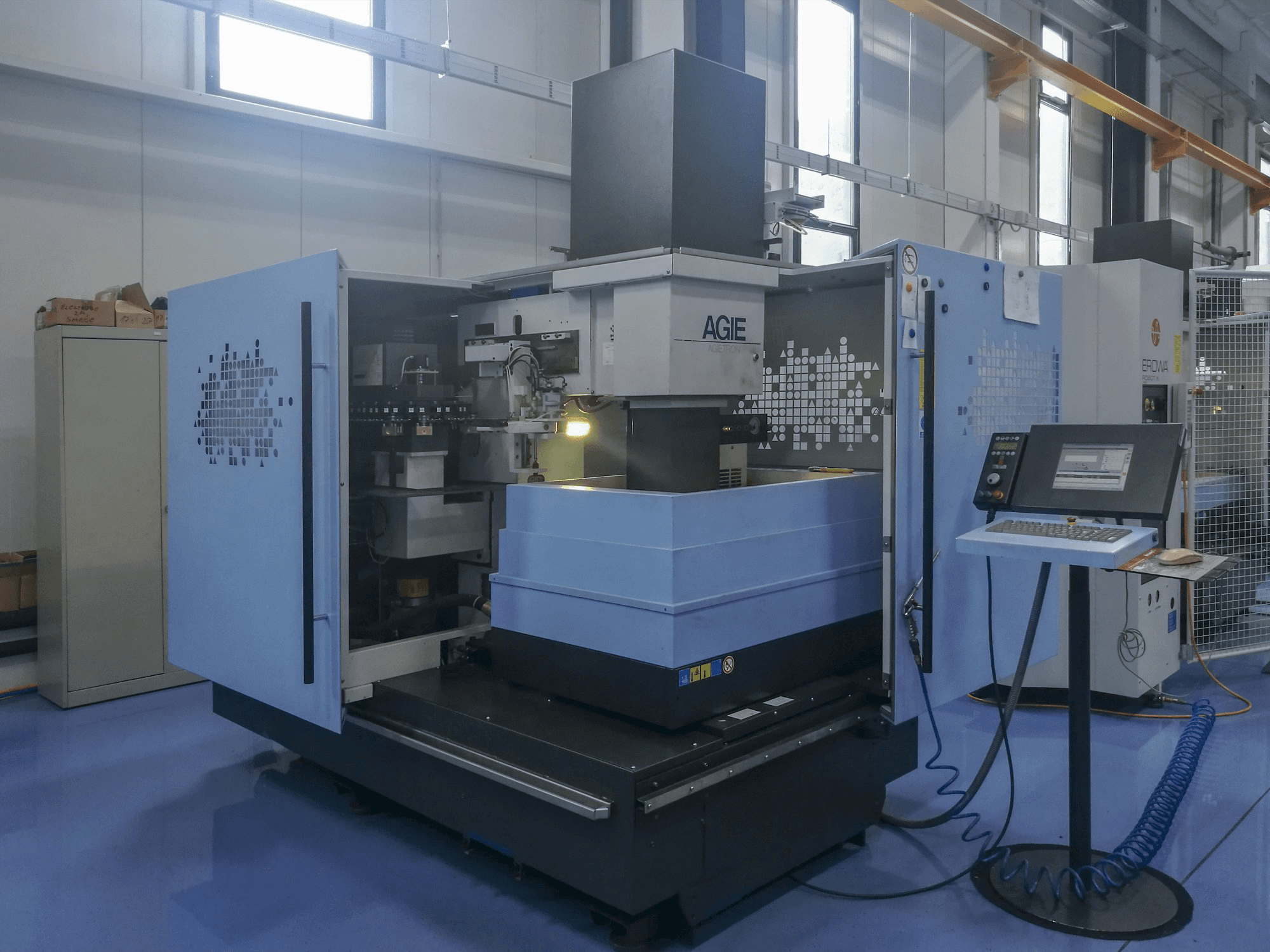 Vista frontal 1 de la máquina AGIE AGIETRON INNOVATION 2