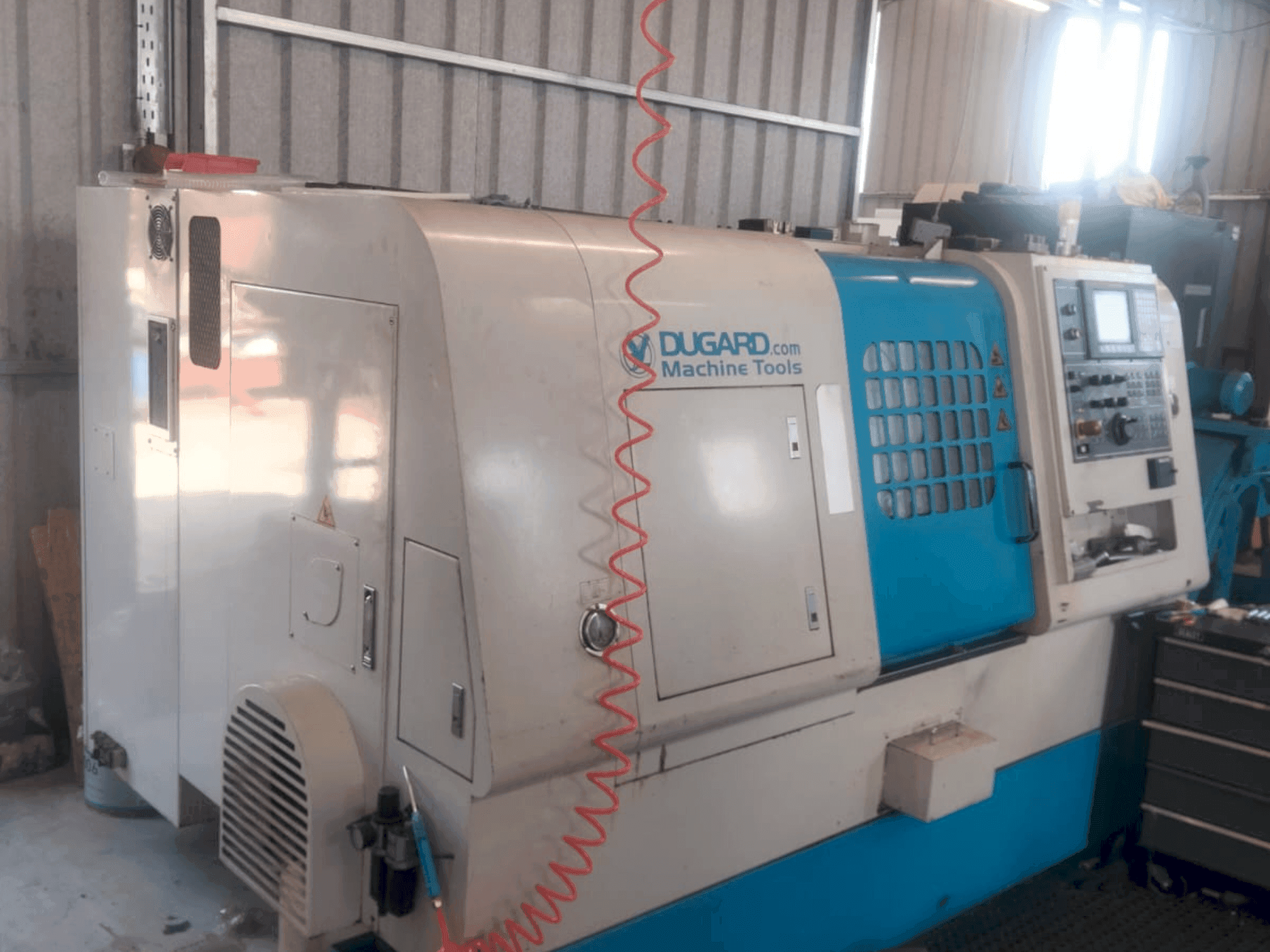 Vista frontal de la máquina Dugard Eagle 200