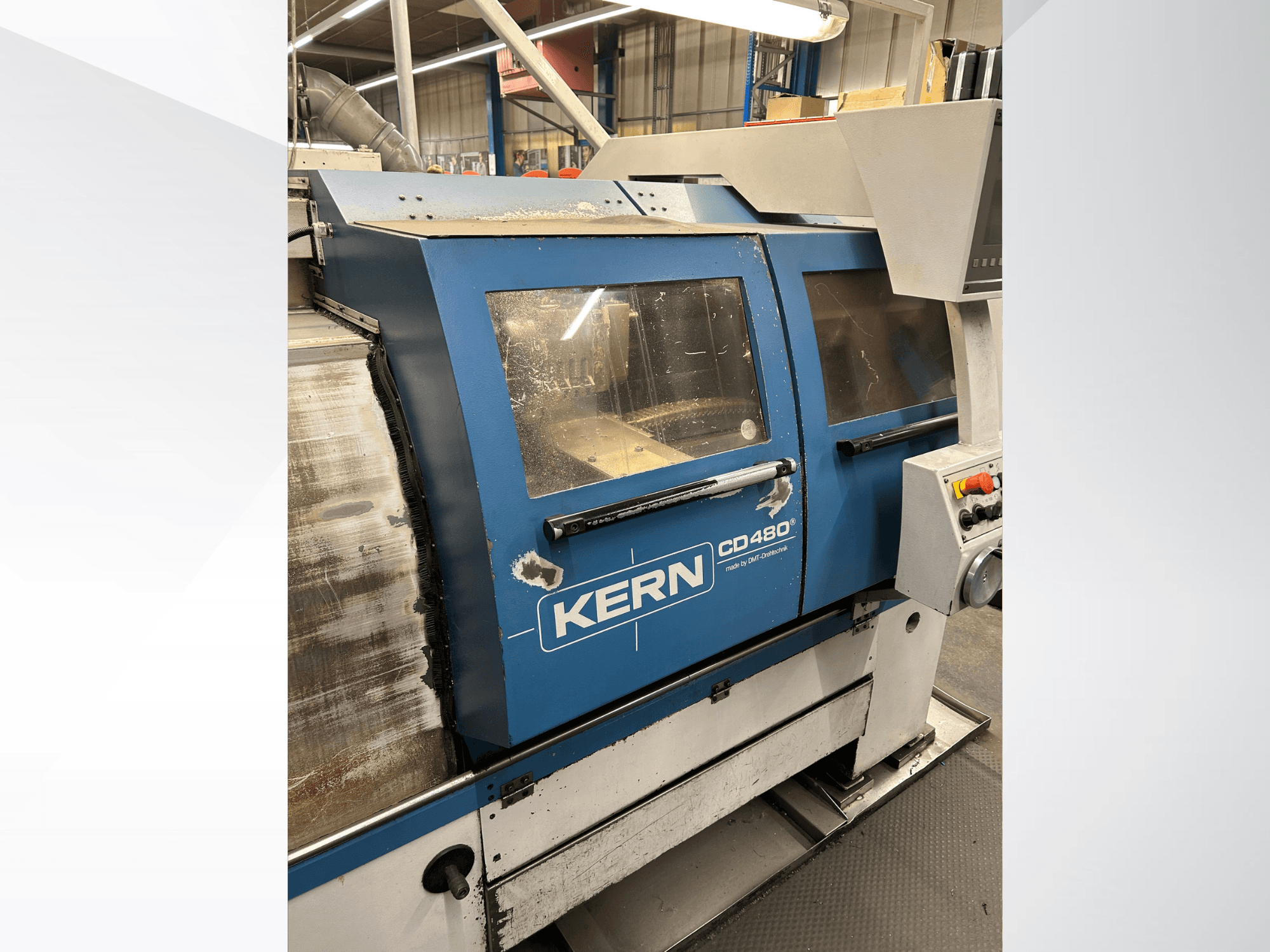 Torno horizontal DMT Kern CD480, vista lateral en la que se aprecian el panel de control, las amplias ventanas y la carcasa metálica.