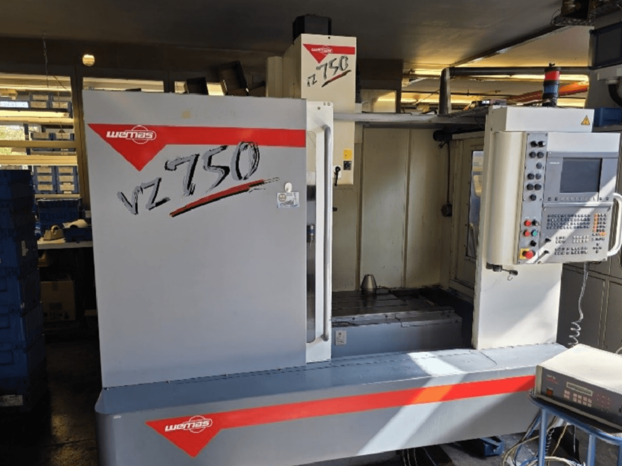 Centro de mecanizado vertical WEMAS VZ 750 CENTURY, vista frontal que muestra el panel de control y la zona de trabajo.