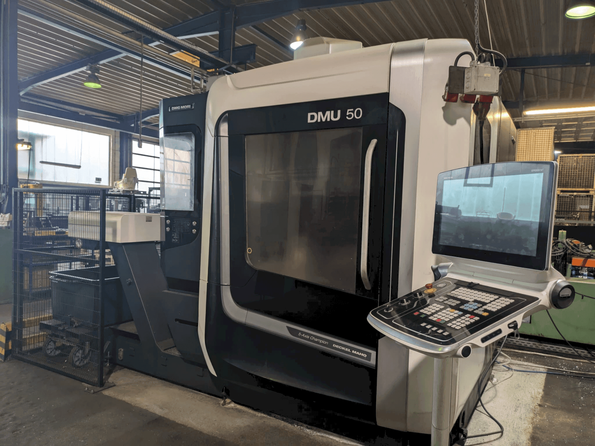Vista frontal de la máquina DMG MORI DMU 50 3rd Gen