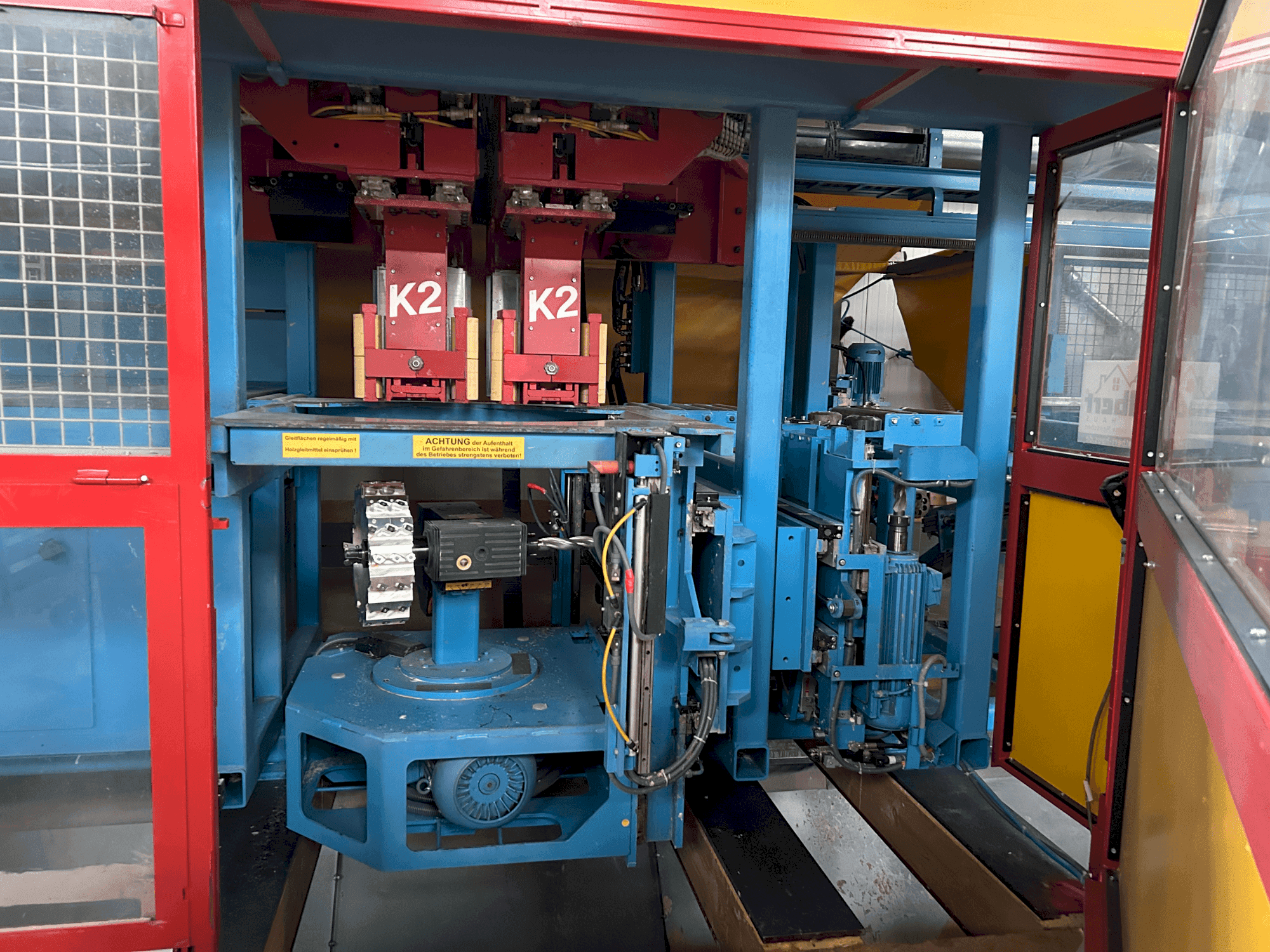 Vista frontal de la máquina HUNDEGGER K2-5-450