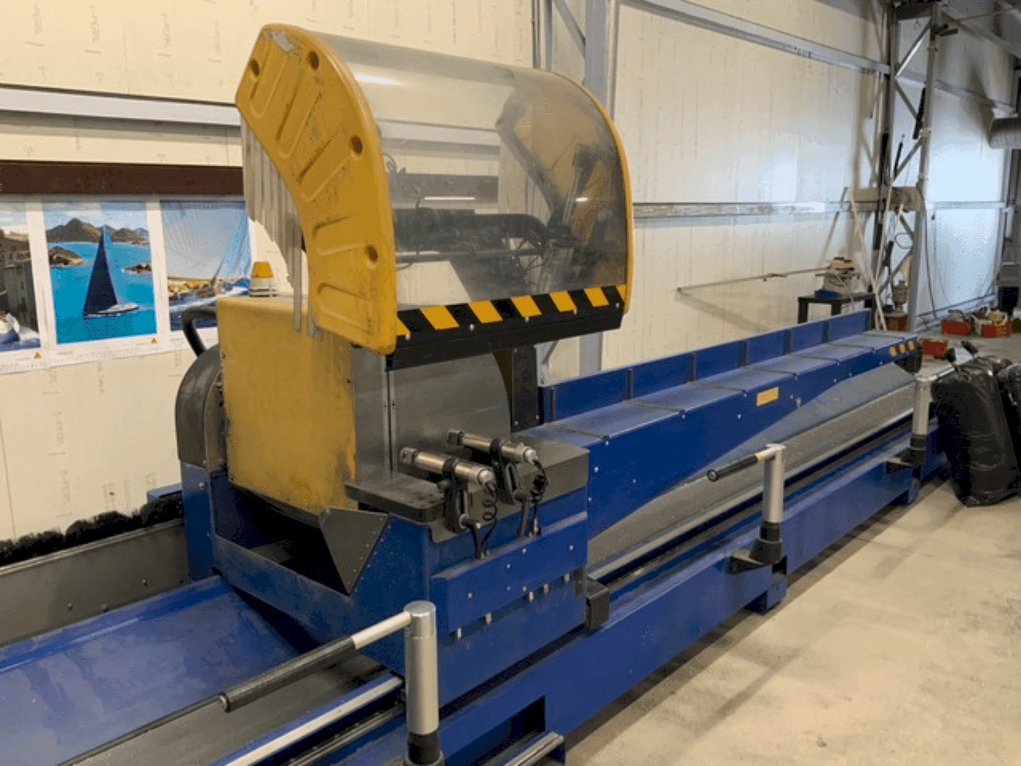 Vista frontal de la máquina SCHÜCO PDG e-Cut 600