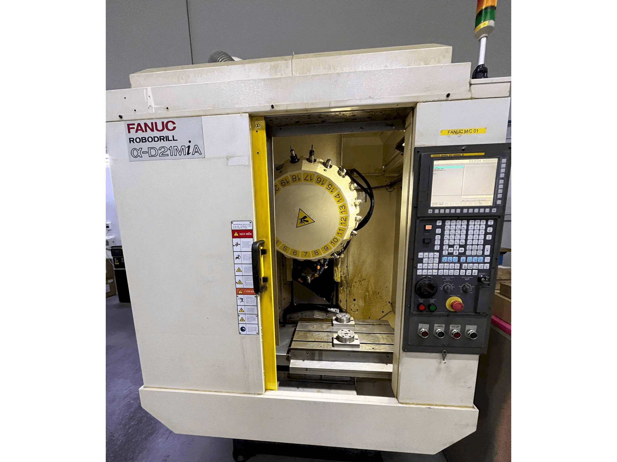 Vista frontal de la máquina FANUC ROBODRILL A-D21MiA
