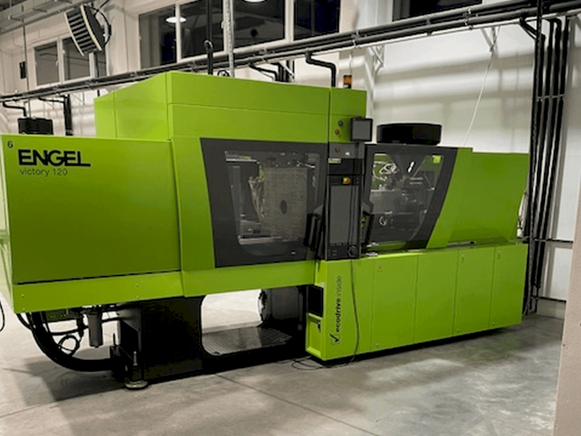 Vista frontal de la máquina Engel Victory 650/120 tech