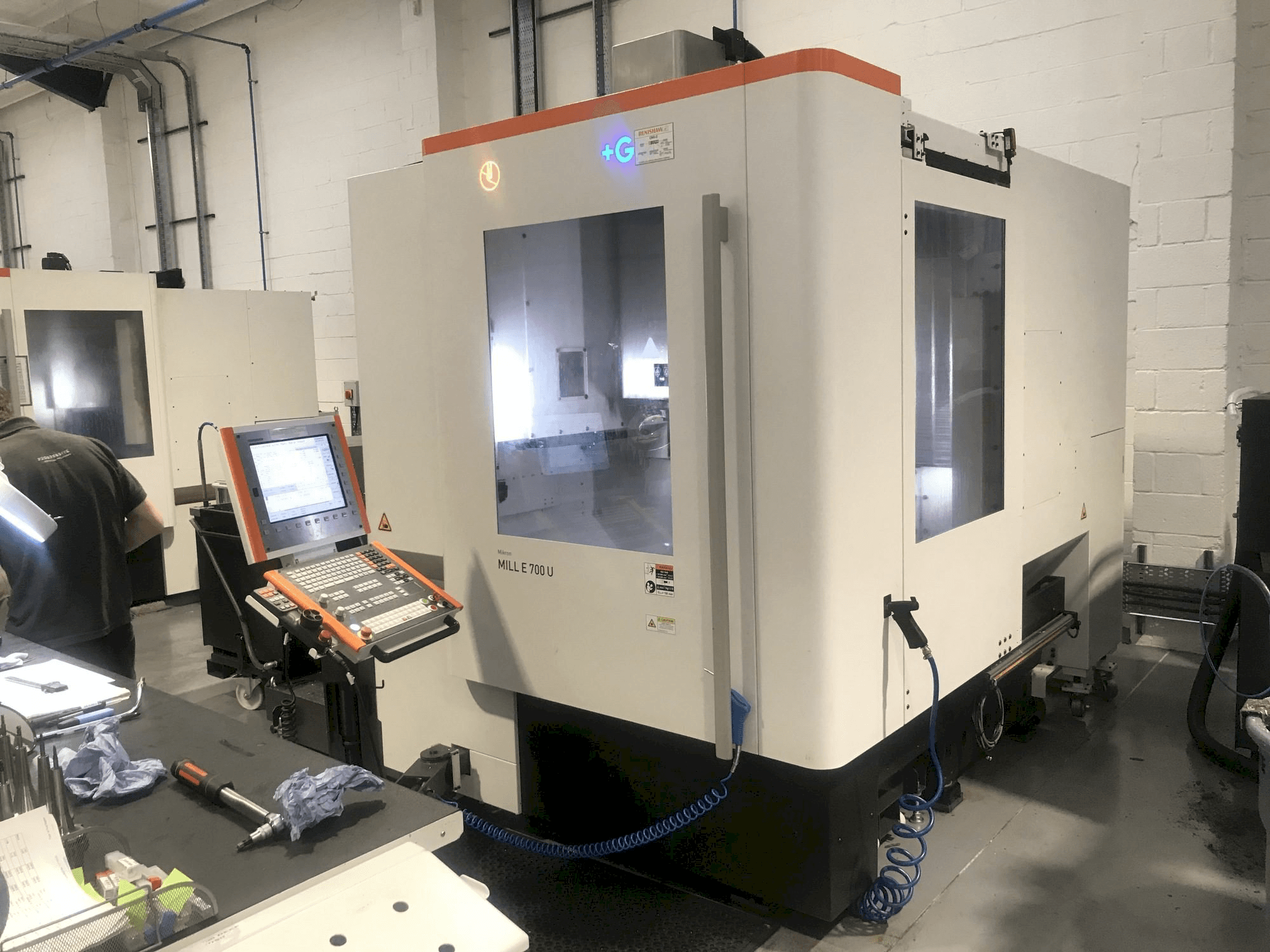 Vista frontal de la máquina MIKRON Mill E 700 U