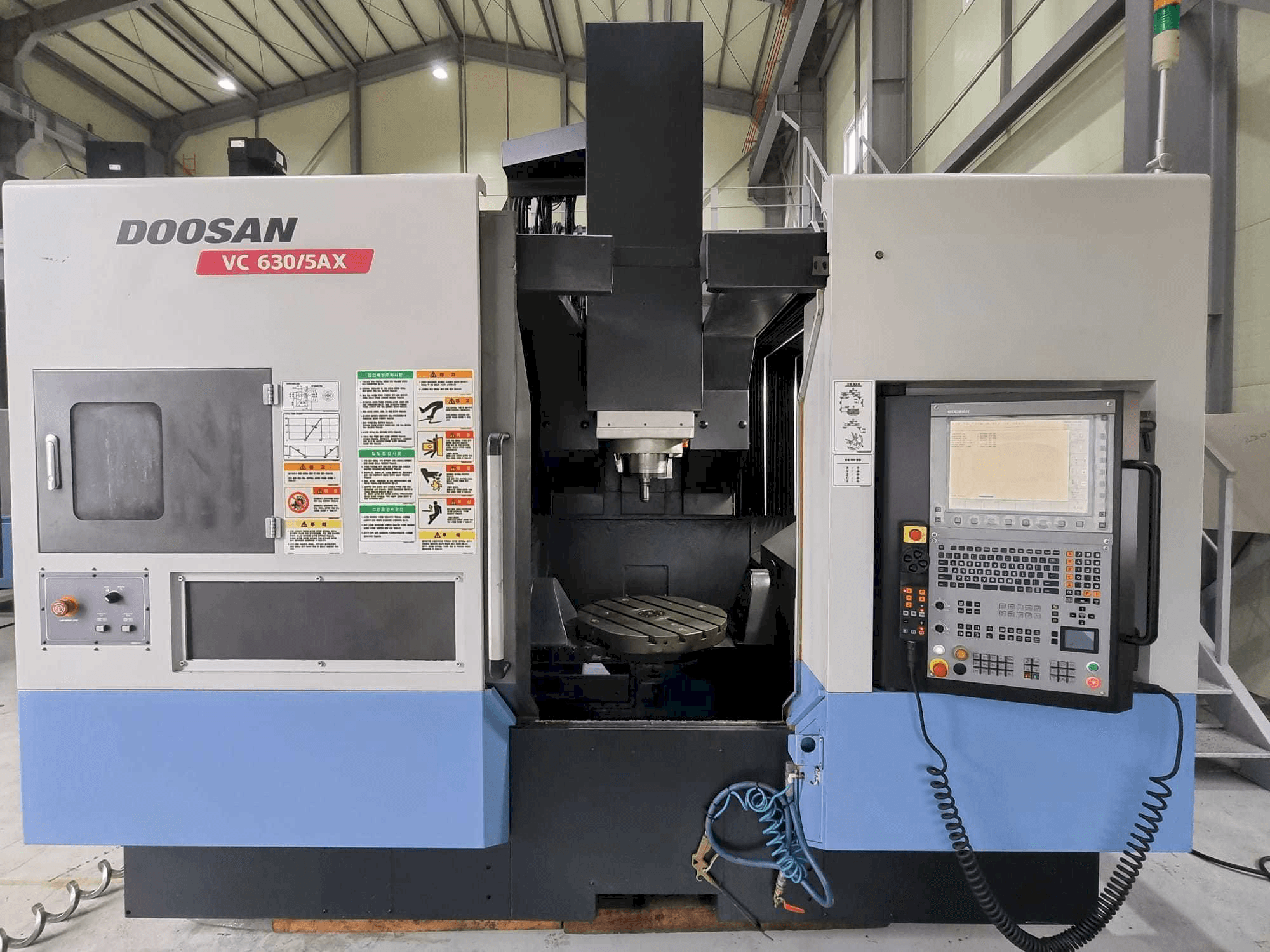 Vista frontal de la máquina Doosan VC630/5AX
