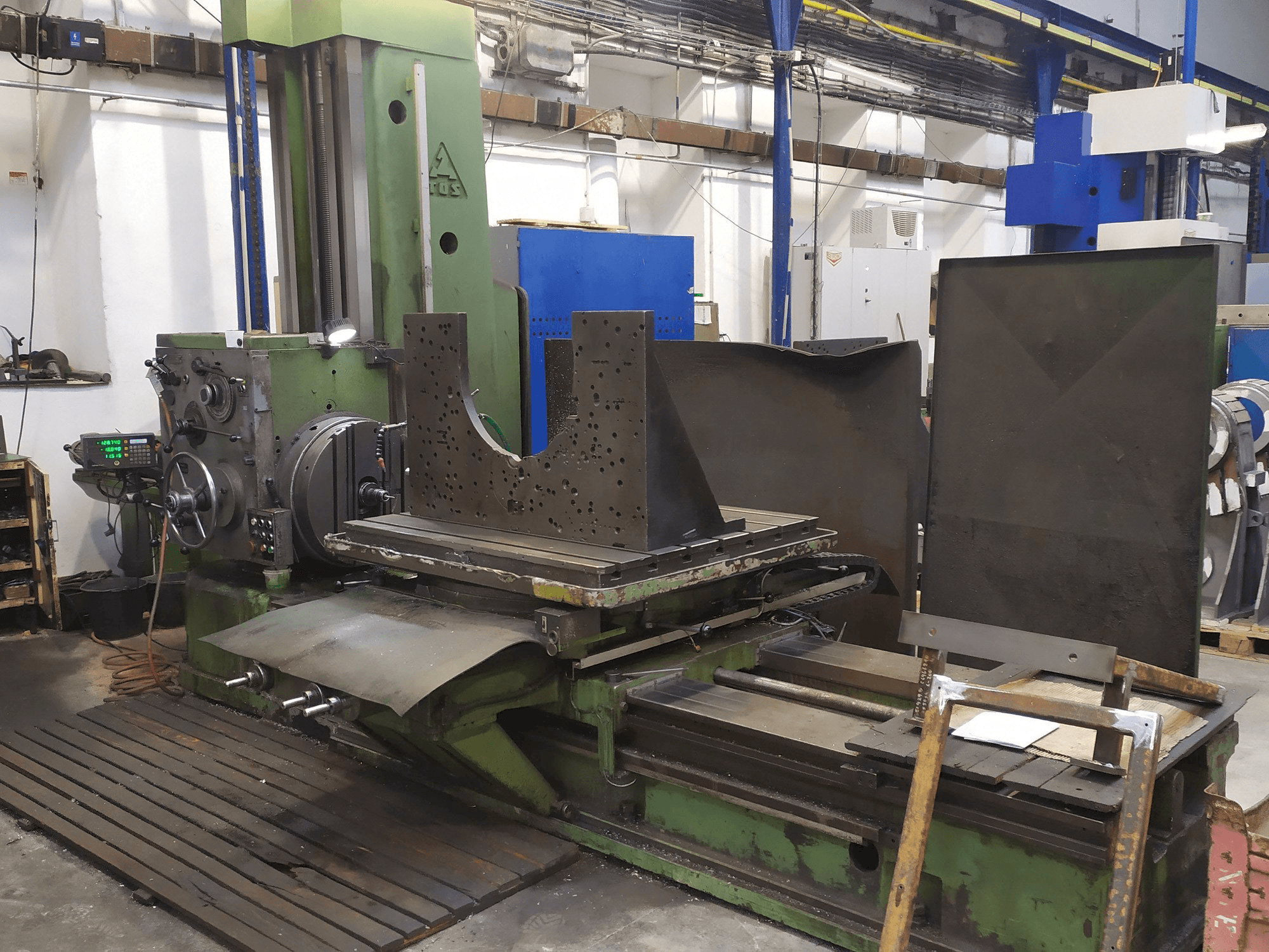 Vista frontal de la máquina TOS H 100