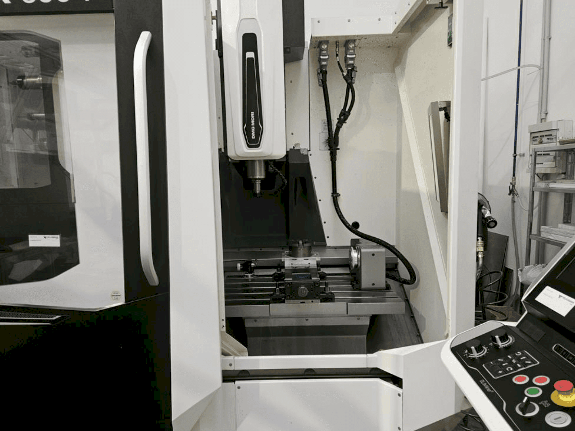 Vista frontal de la máquina DMG MORI CMX 600 V