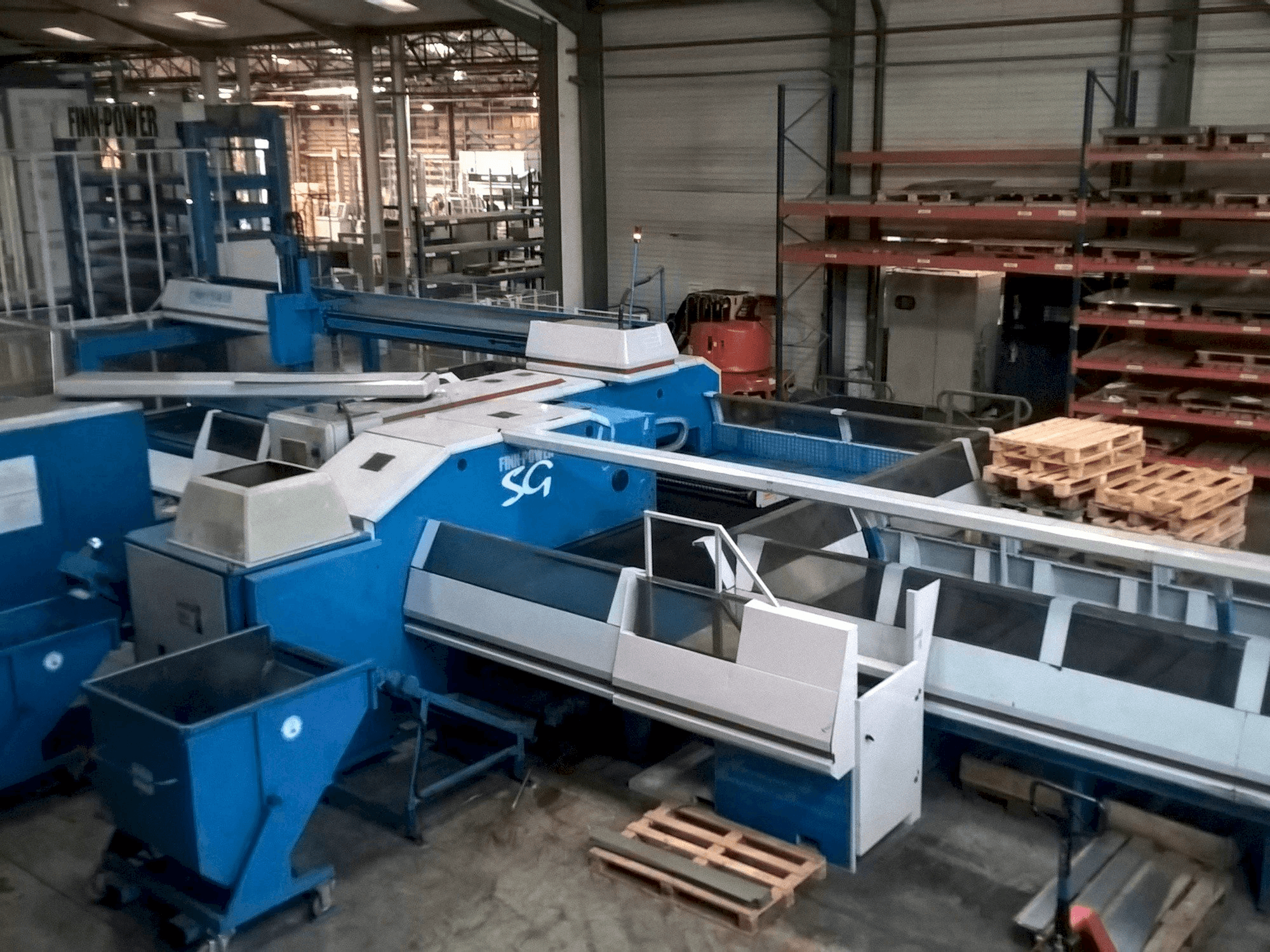 Vista frontal de la máquina Finn-Power SG6