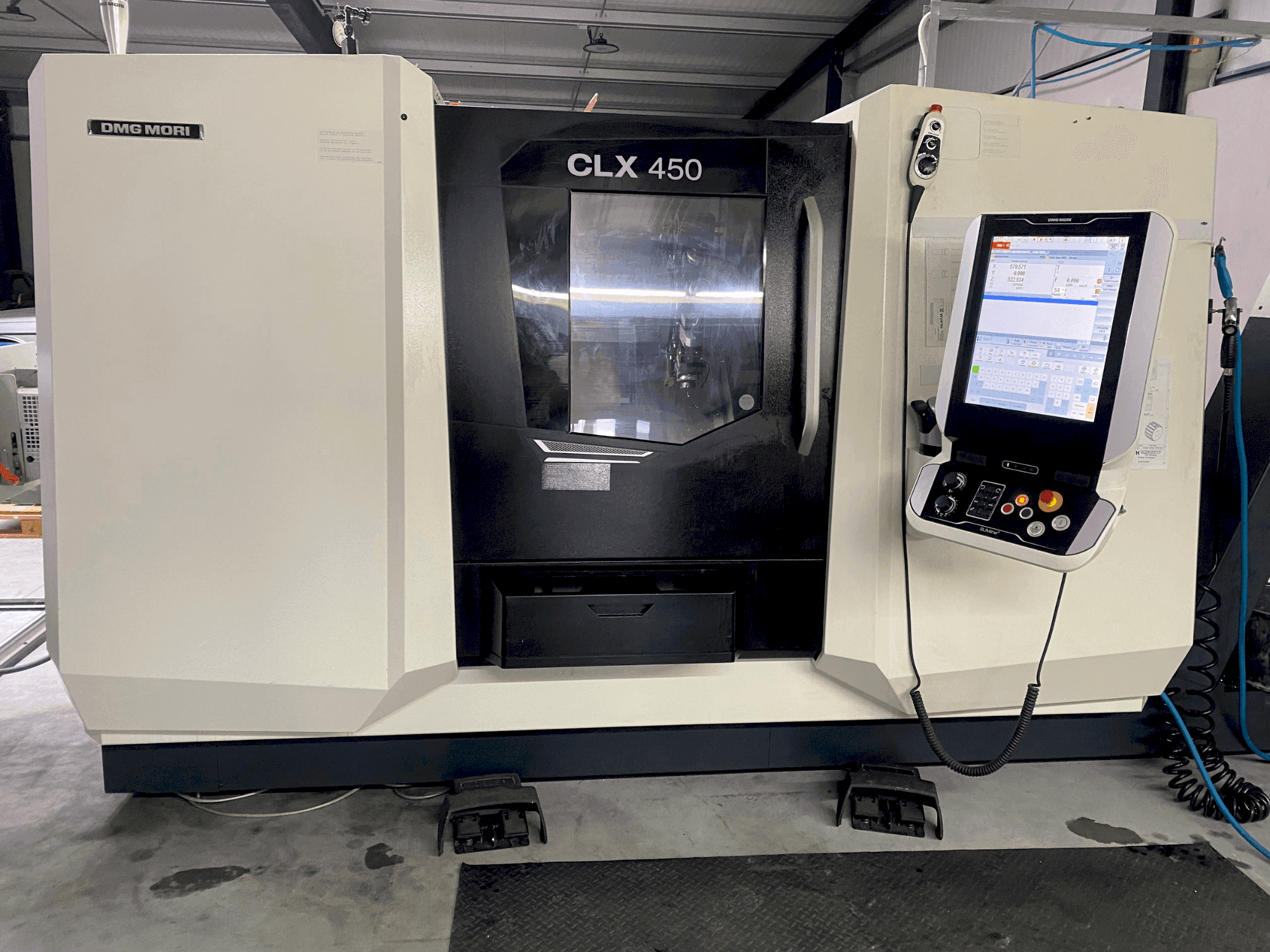 Vista frontal de la máquina DMG MORI CLX 450 V6