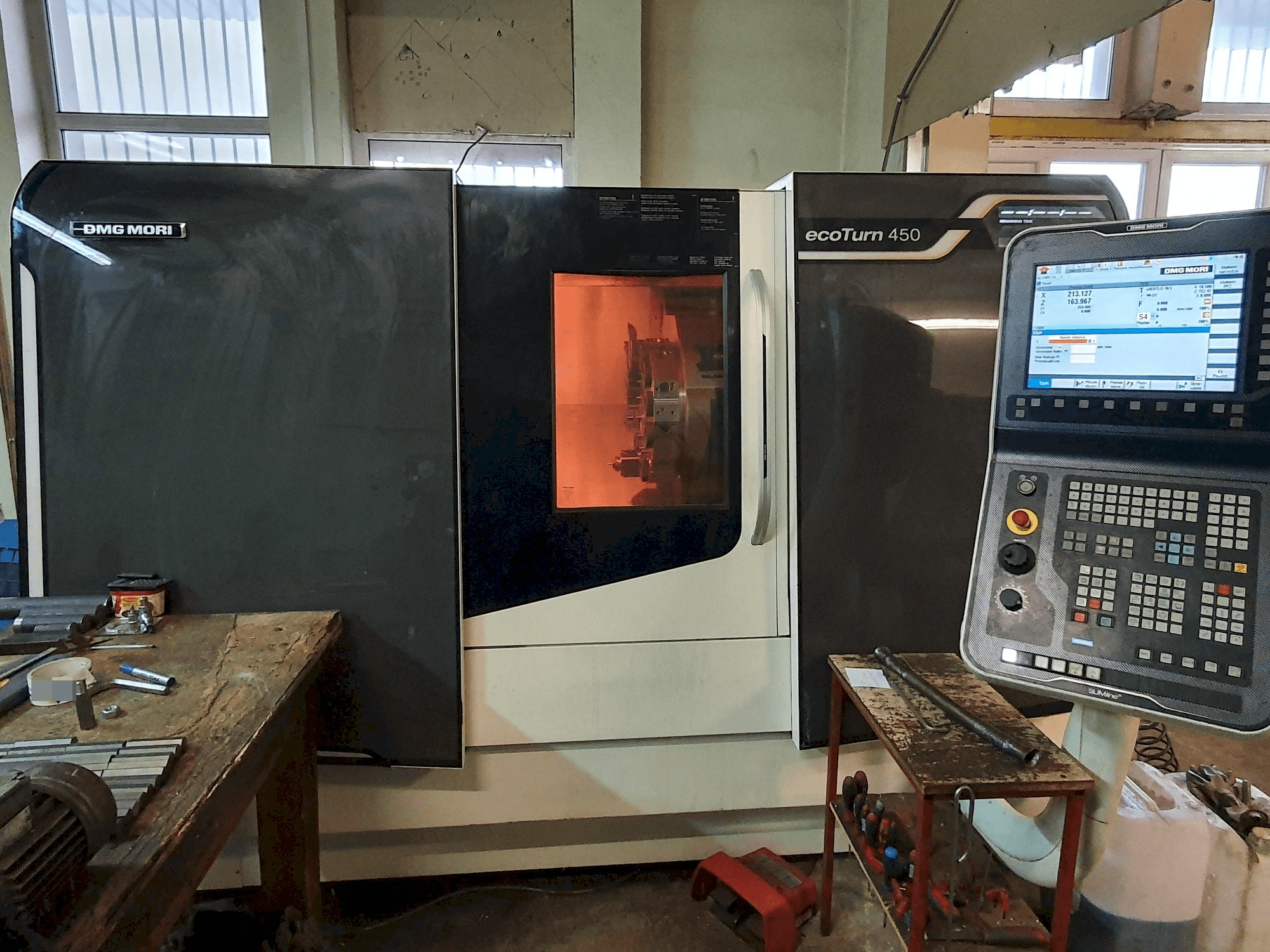 Vista frontal de la máquina DMG MORI ecoTurn 450