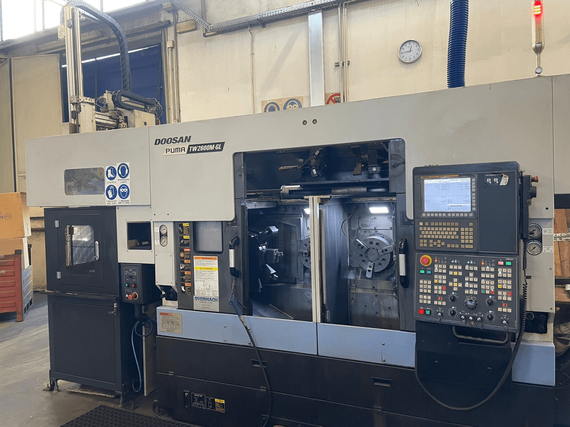 Torno CNC Doosan Puma TW2600M GL, vista frontal, mostrando el panel de control digital y el interior de la máquina con portaherramientas.