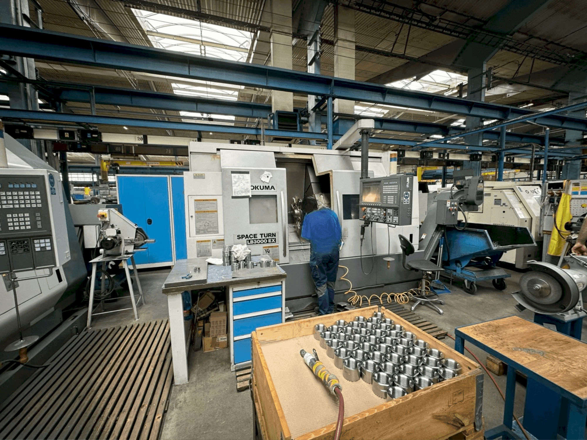 Vista frontal de la máquina Okuma LB 3000 MY