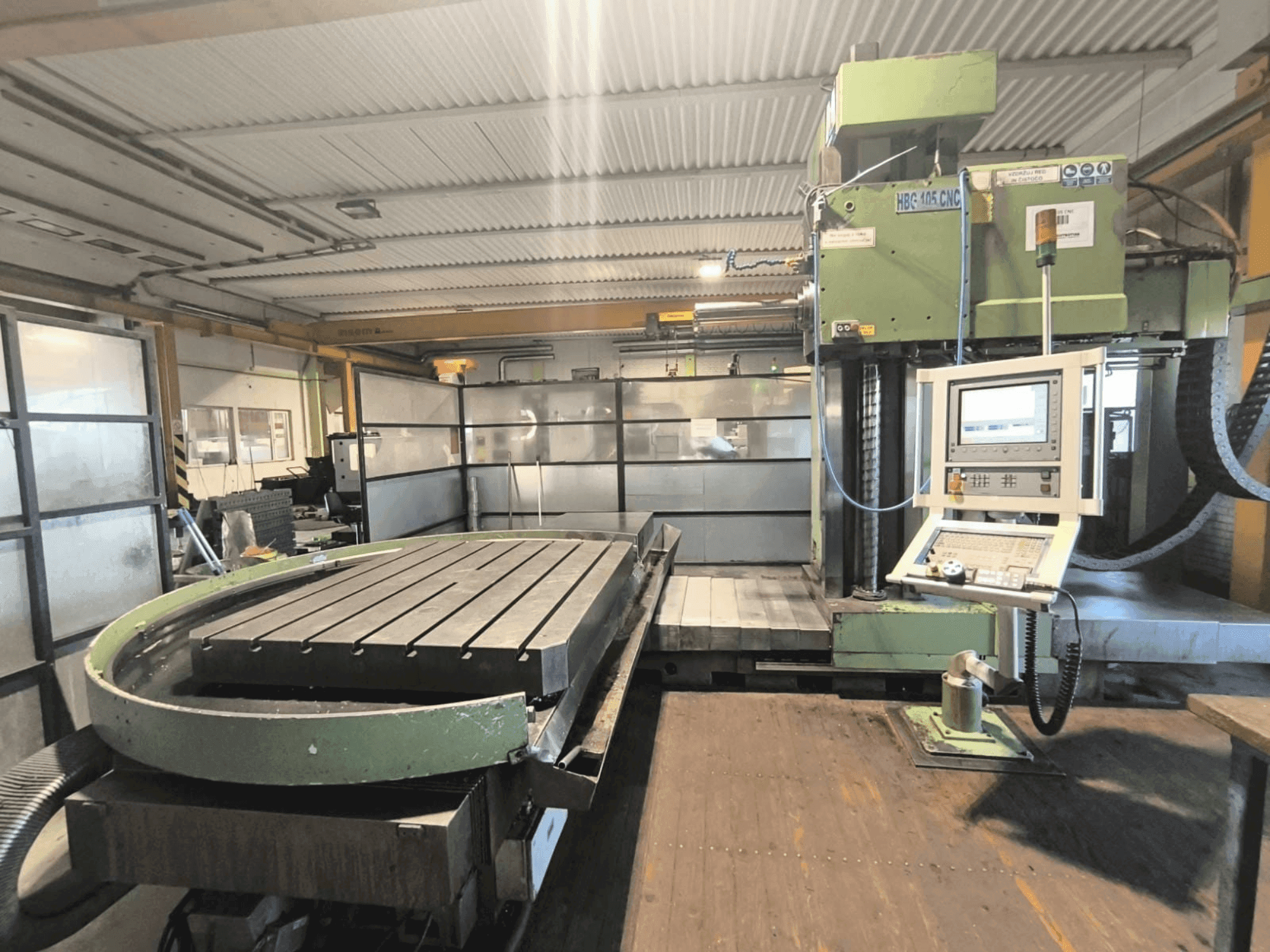 Vista frontal de la máquina MONTAVAR HBG 105 CNC