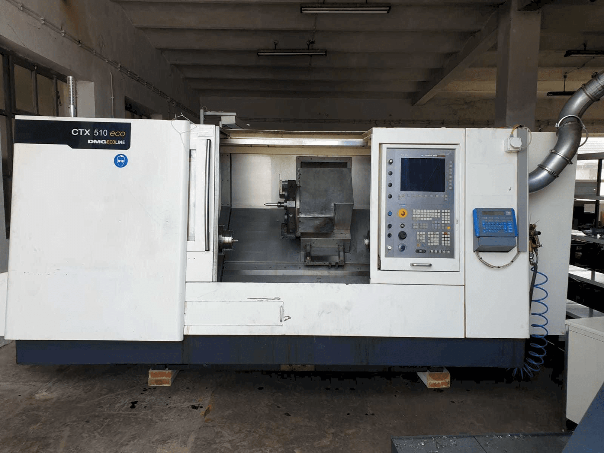 Vista frontal de la máquina DMG MORI CTX510 eco V3