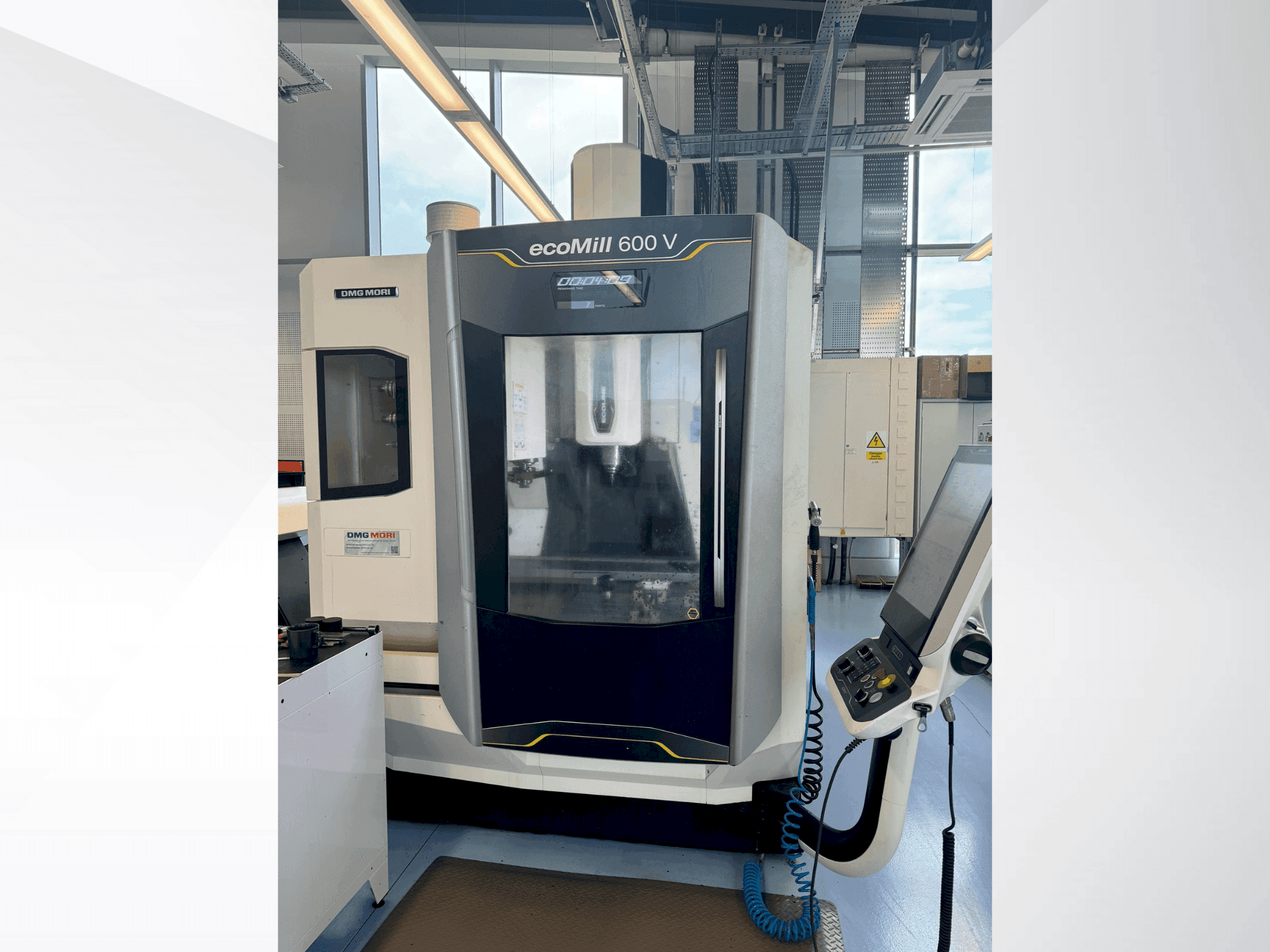 Vista frontal de la máquina DMG MORI ecoMILL 600V