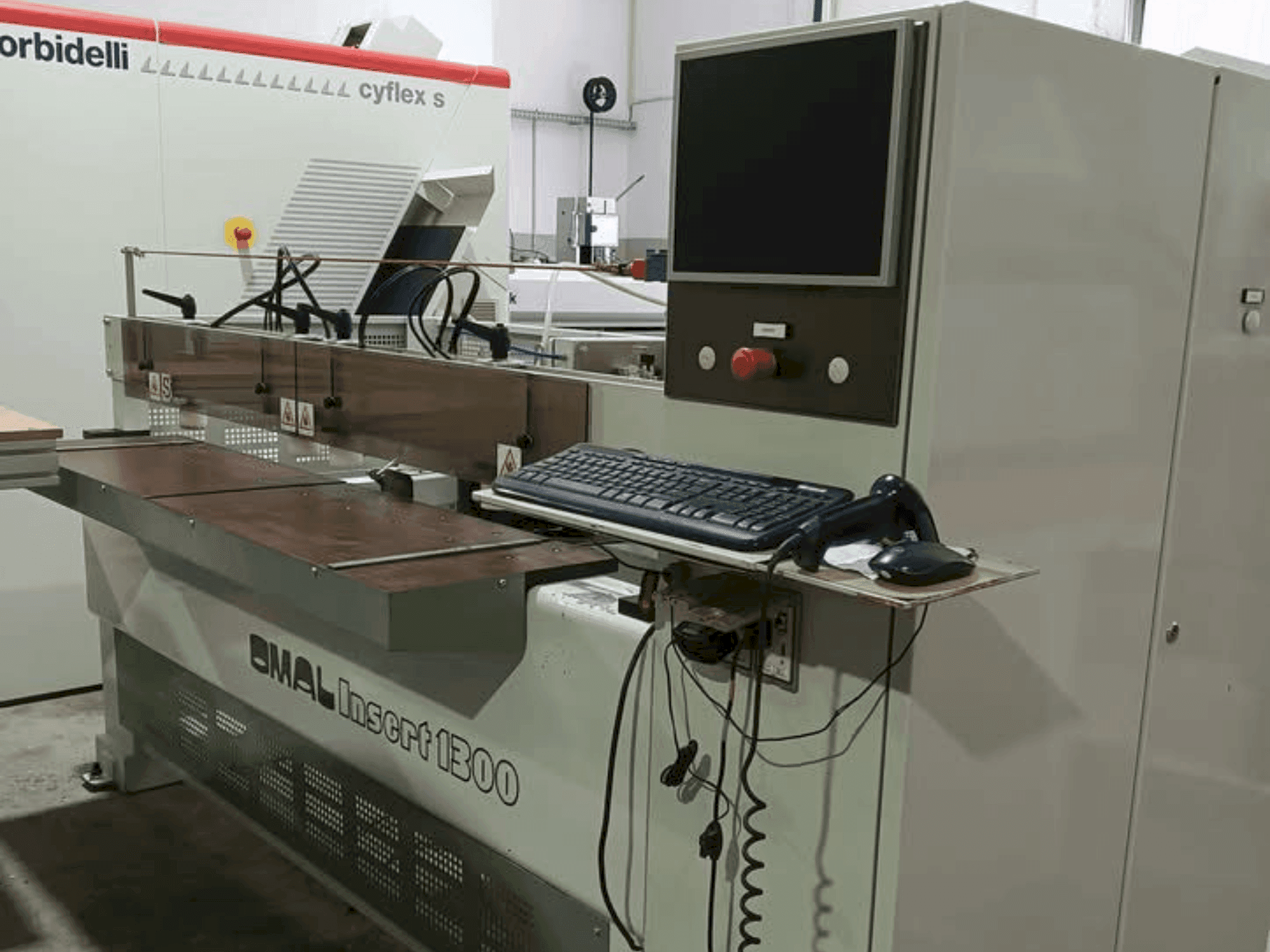 Vista frontal de la máquina OMAL Insert 1300