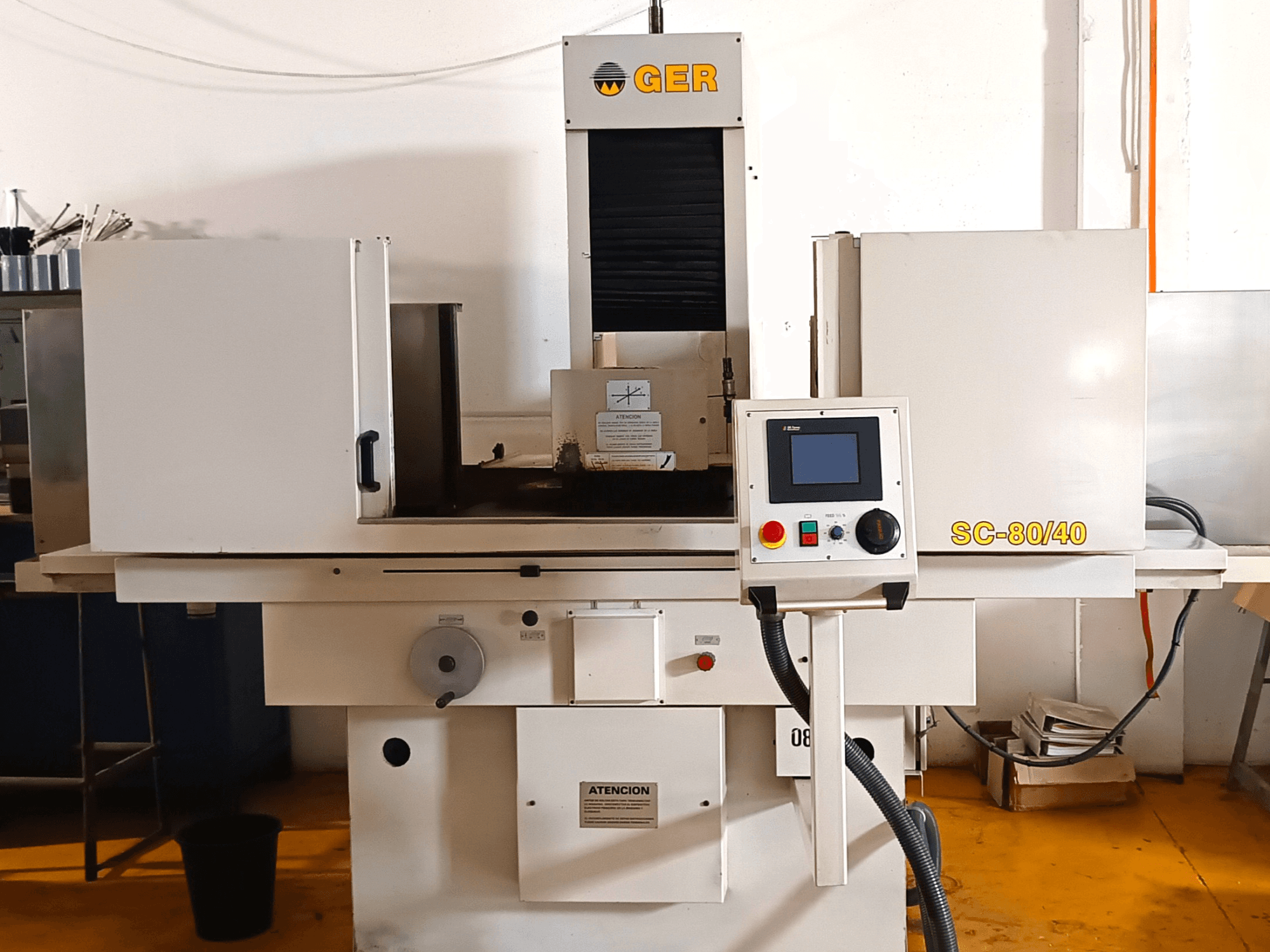 Rectificadora plana GER SC 80-40, vista frontal, en la que se aprecian el panel de control, la zona de rectificado y las etiquetas de seguridad.