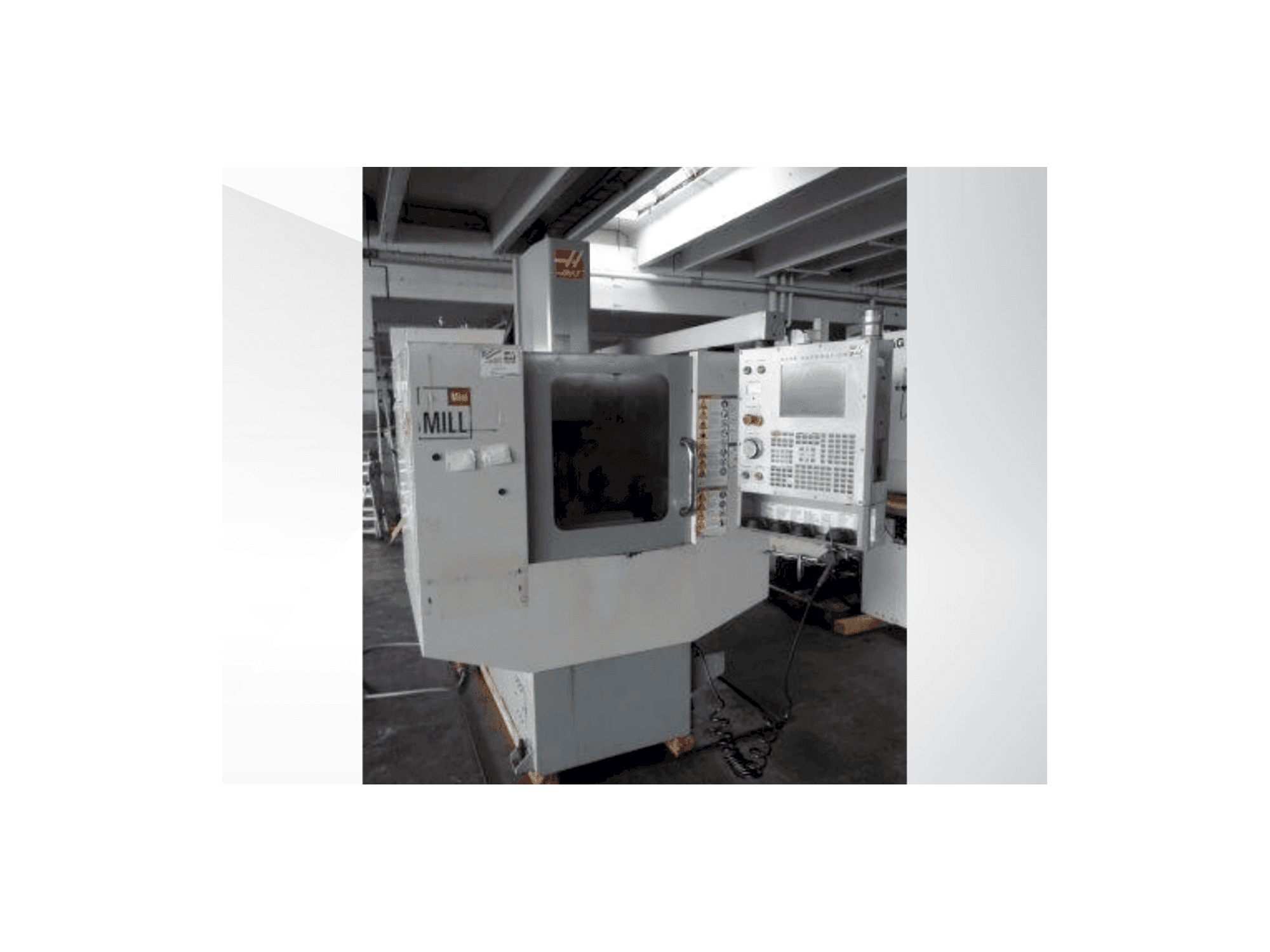 Vista frontal de la máquina HAAS MiniMill