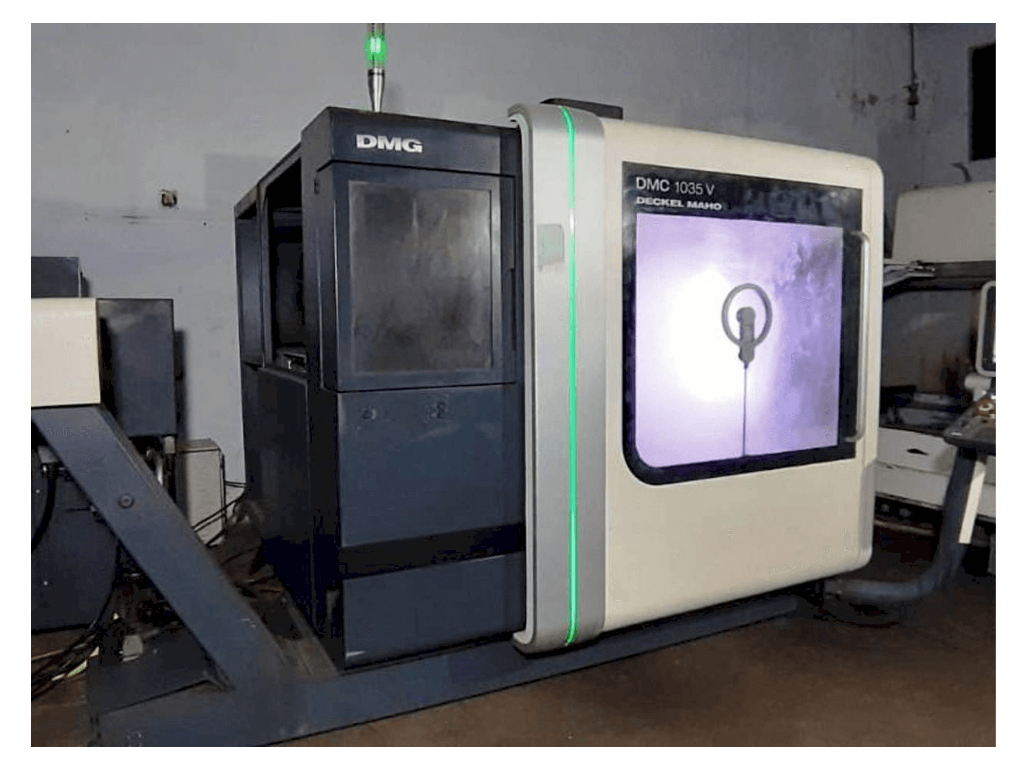 Vista frontal de la máquina DMG DMC 1035 V