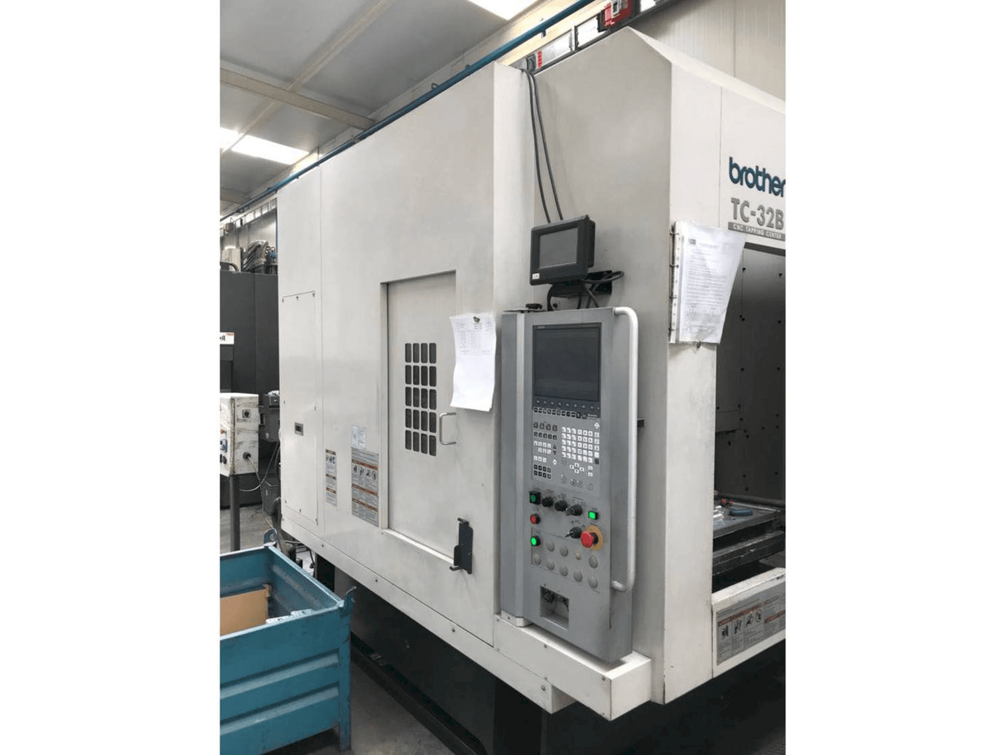 Vista frontal de la máquina Brother TC-32BN QT