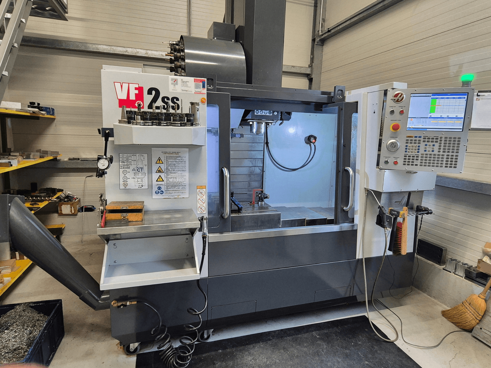 Centro de mecanizado vertical HAAS VF2 SS-EU en vista frontal, mostrando los controles, el husillo y el área de mecanizado.