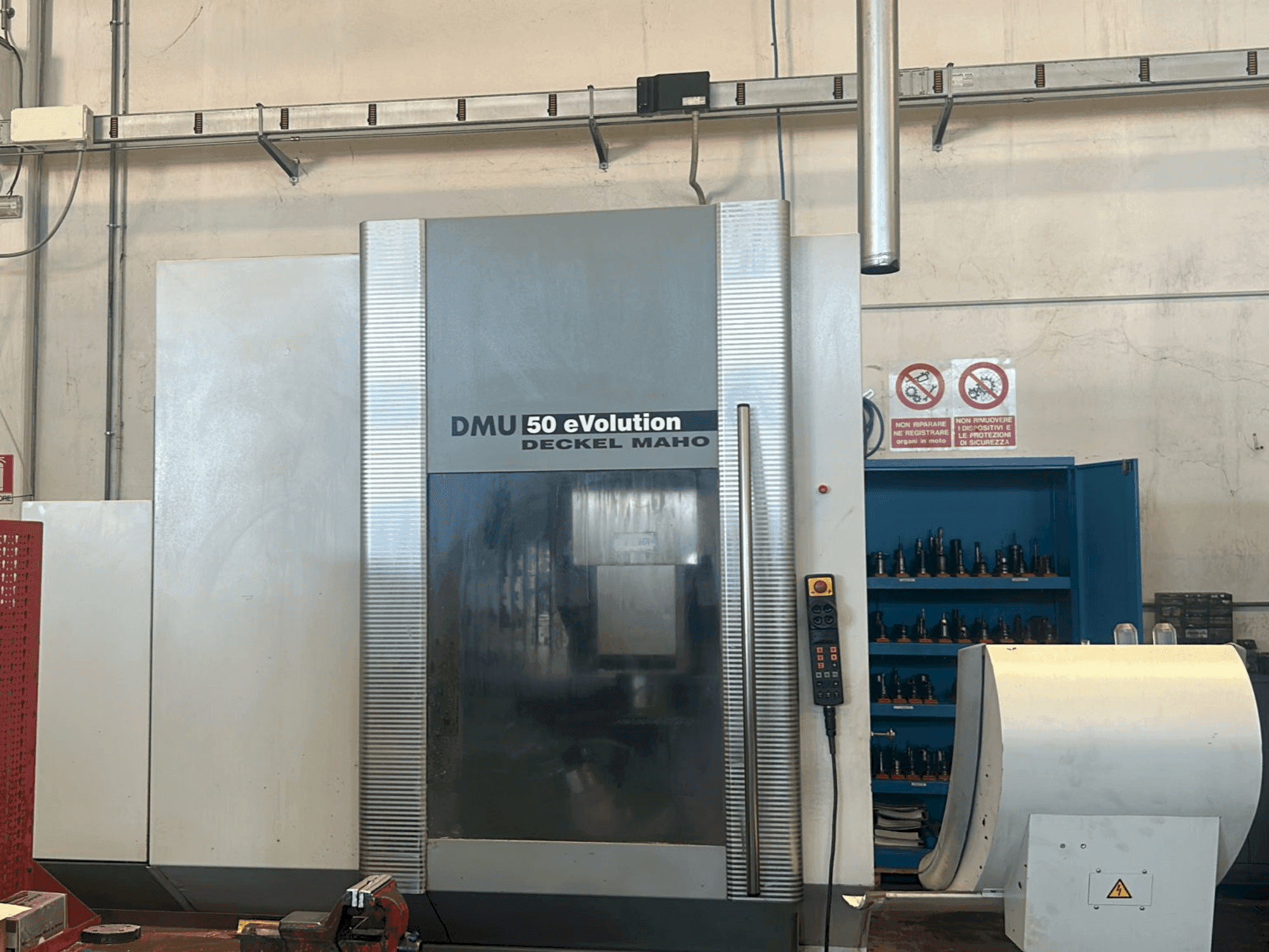 Vista frontal de la máquina DECKEL MAHO DMU 50 Evolution