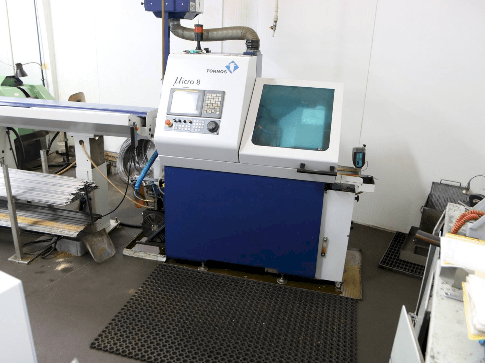Vista frontal de la máquina Tornos Micro 8
