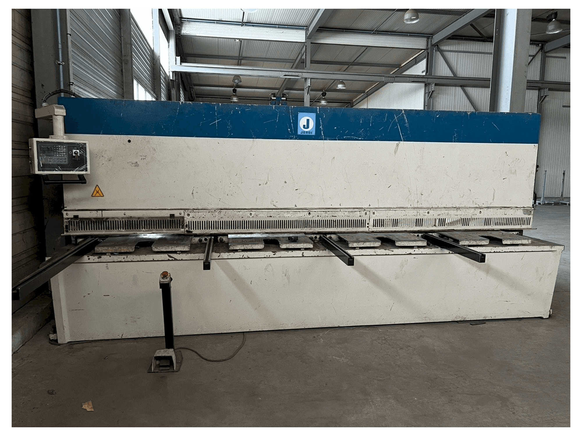 Vista frontal de la máquina JORDI CH 413