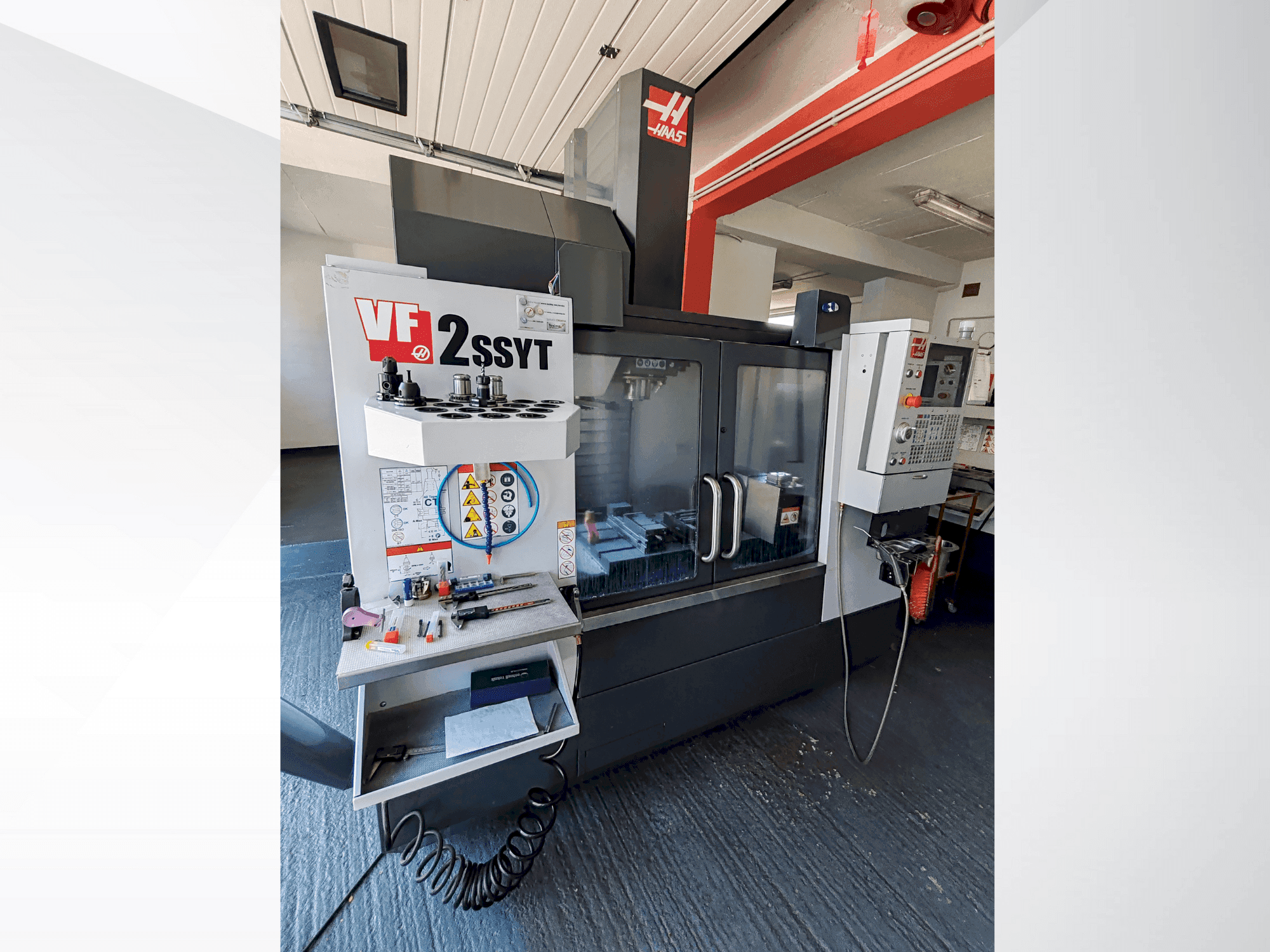 Vista frontal de la máquina HAAS VF 2 SS YT