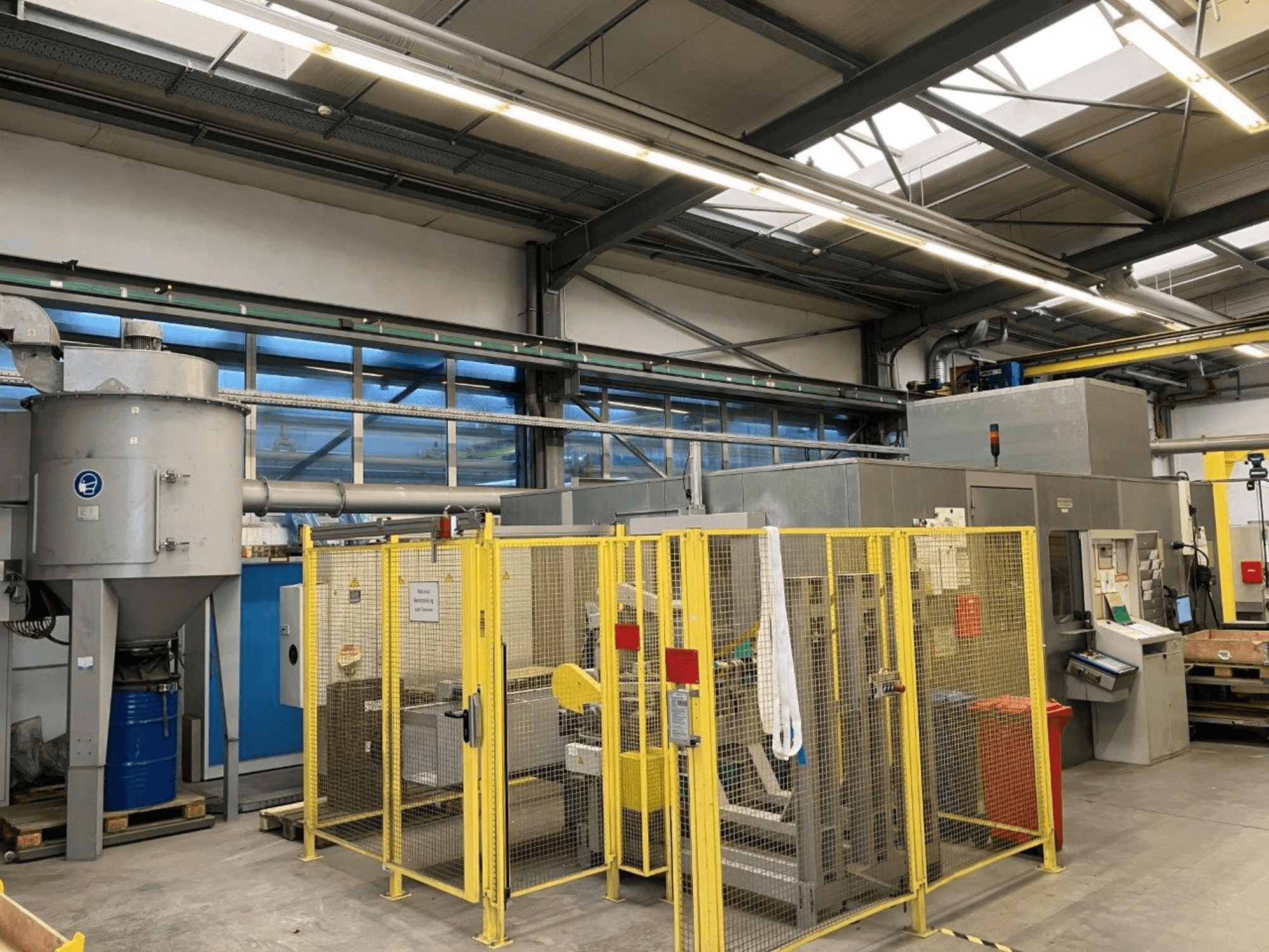 Rectificadora sin centros HARALD BAUGMARTEN TM 400 S, vista frontal con cabina de seguridad y sistema de aspiración visibles.