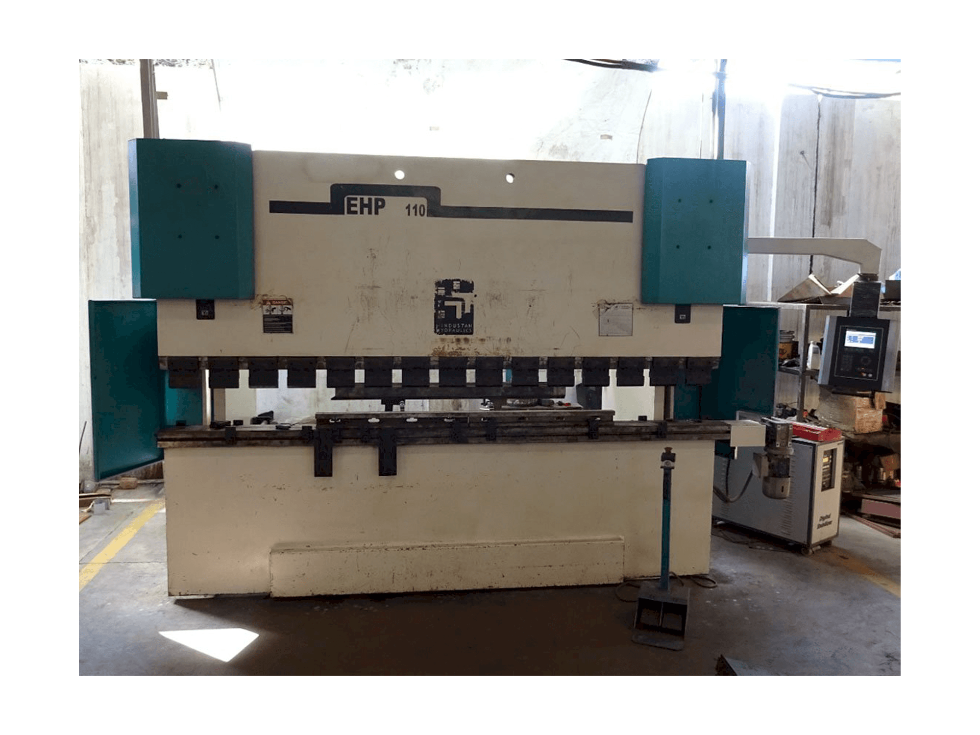 Vista frontal de la máquina Hindustan Hydraulics EHP 110