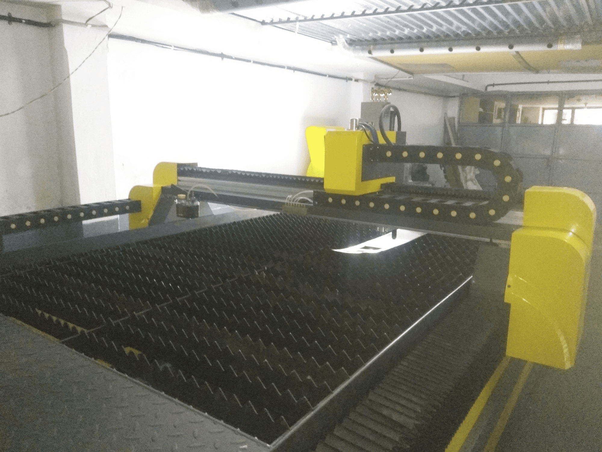 Vista derecha de la máquina Hypertherm INTECUT-HT