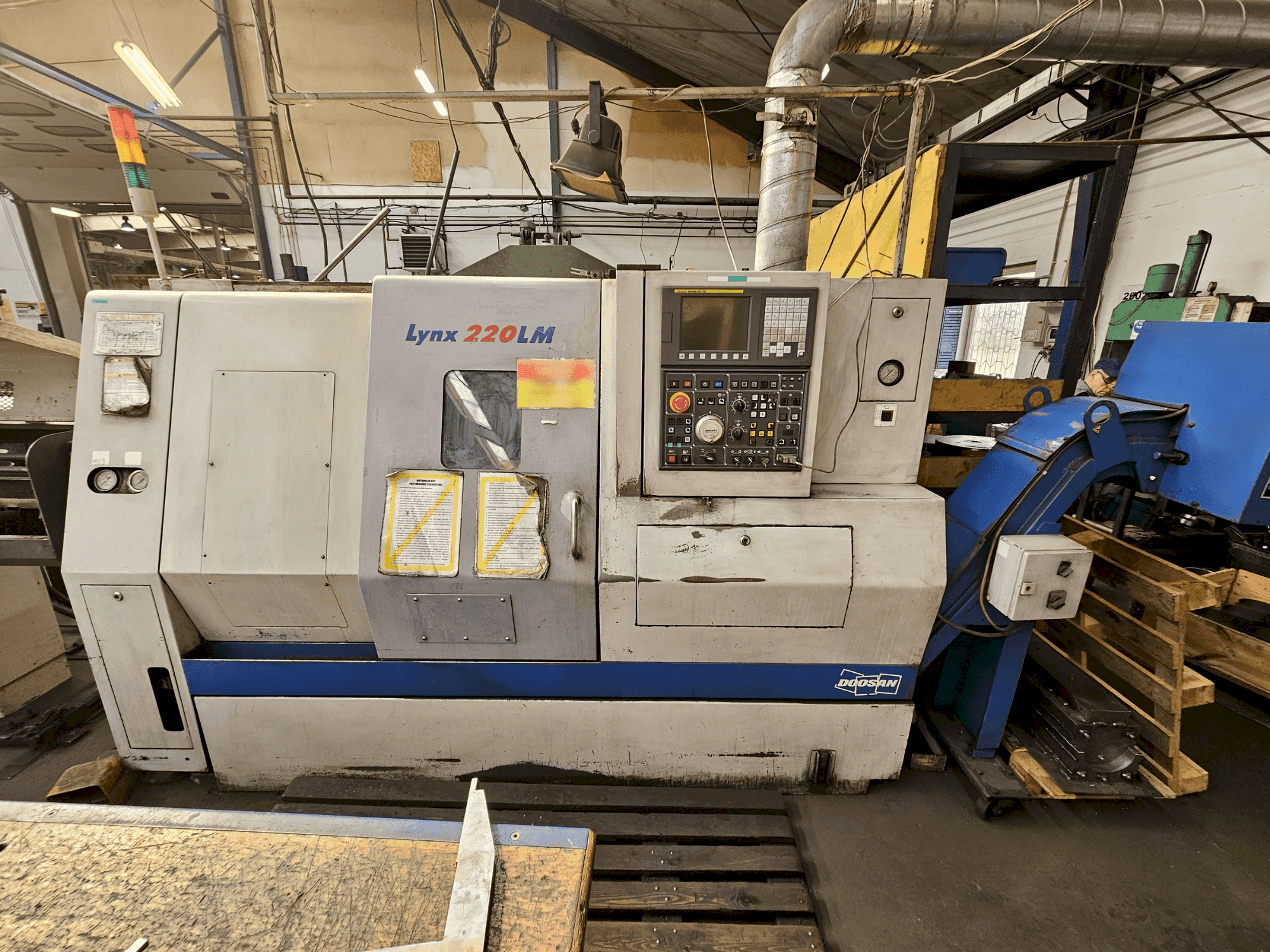 Vista frontal de la máquina DOOSAN LYNX 220LMA
