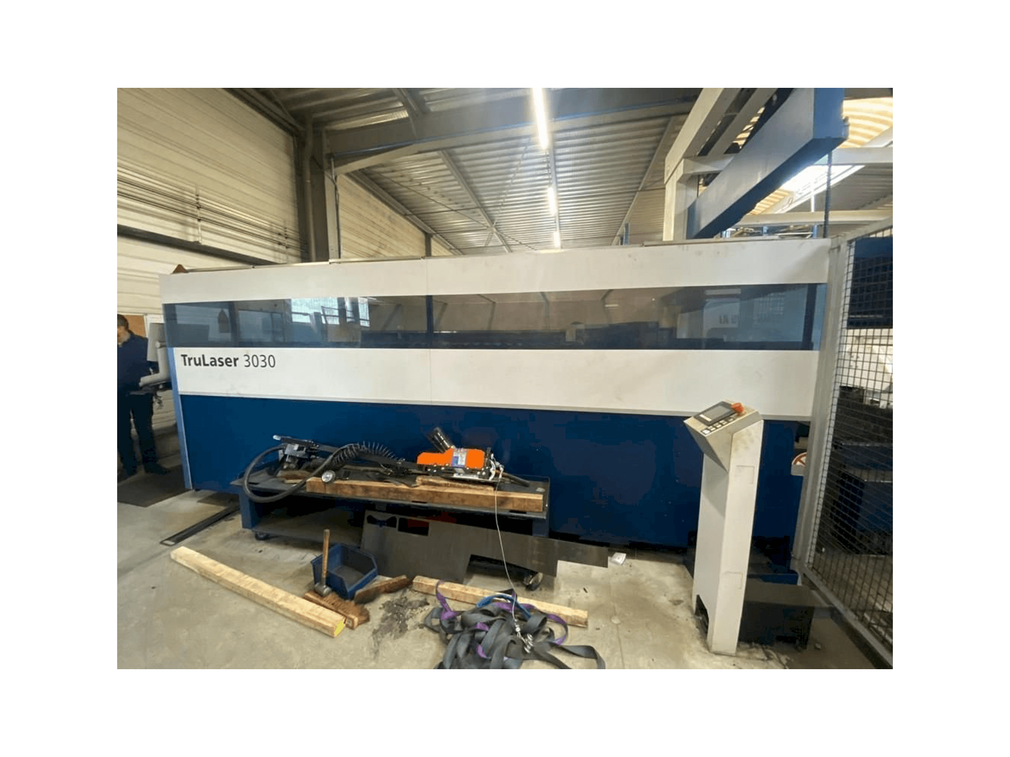Vista frontal de la máquina Trumpf Trulaser 3030 L20