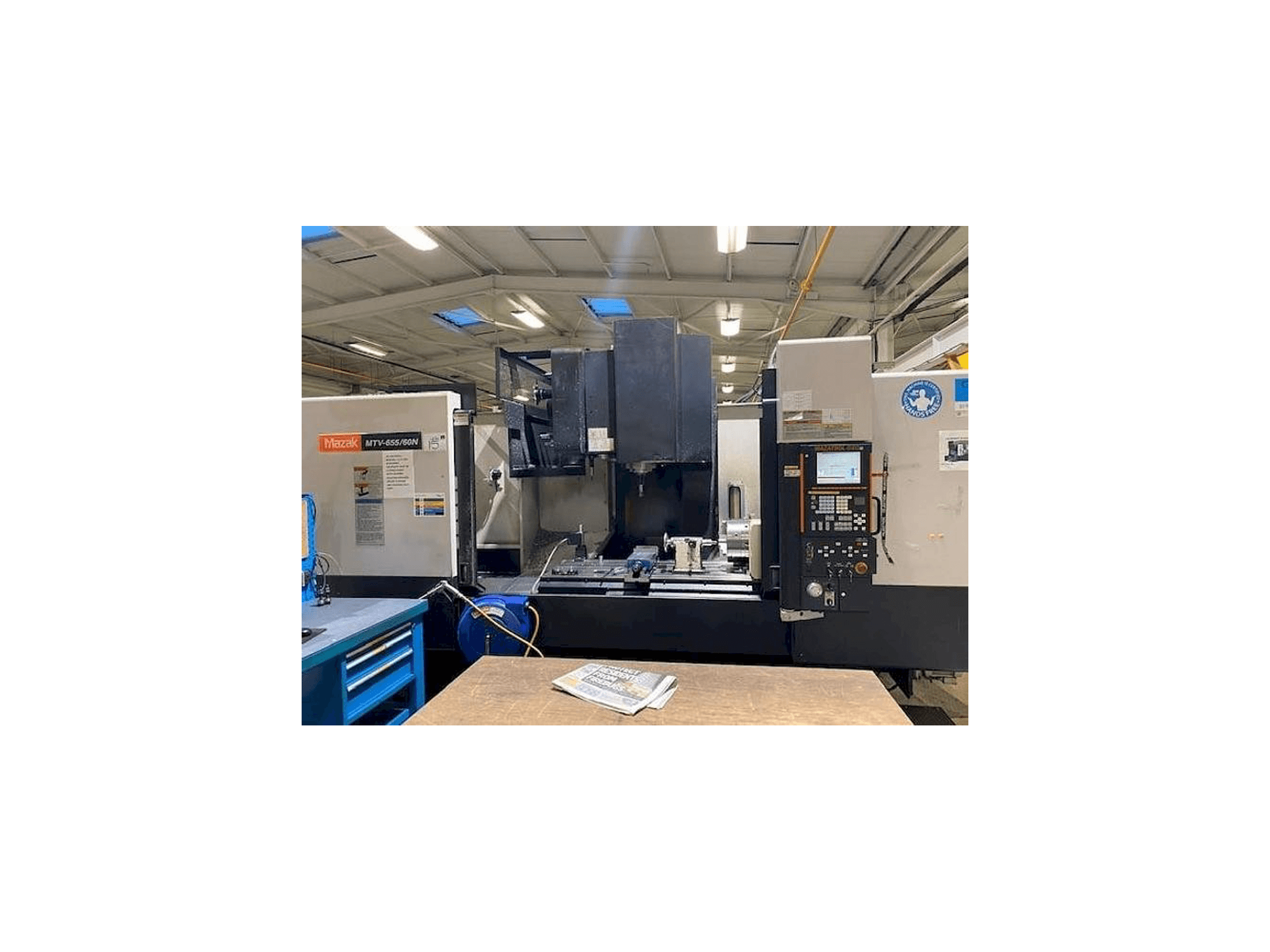 Vista frontal de la máquina Mazak MTV 655/60N