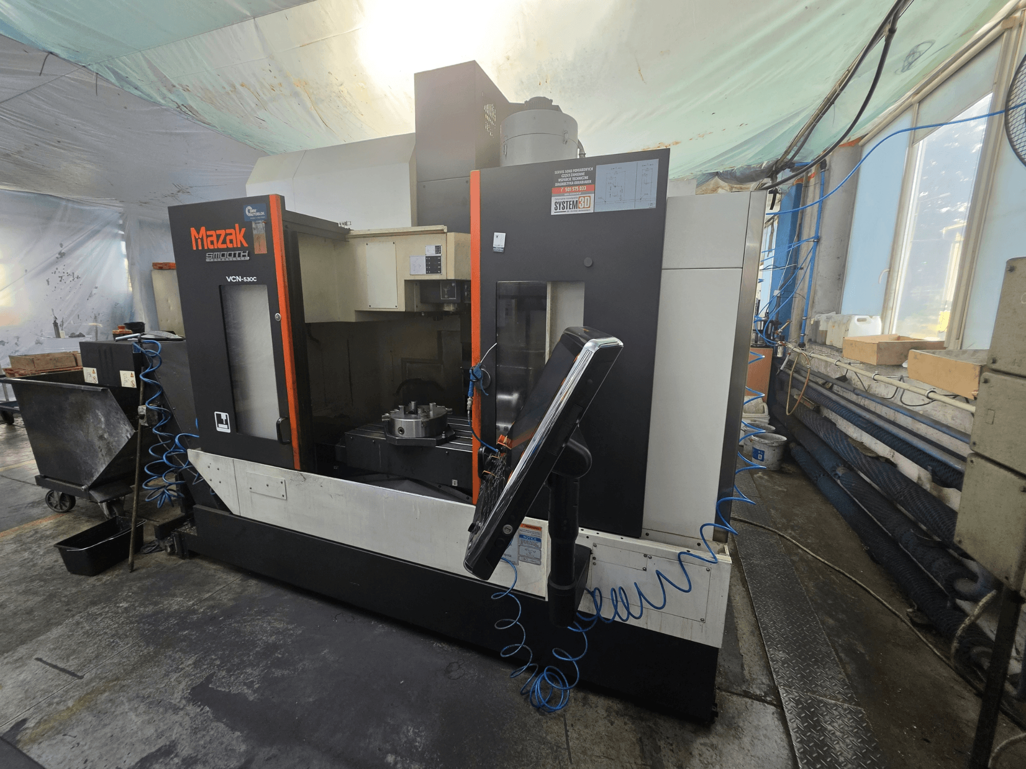 Centro de mecanizado vertical Mazak VCN-530C en vista frontal, en el que se aprecian el panel de control, la zona de trabajo y el portaherramientas.