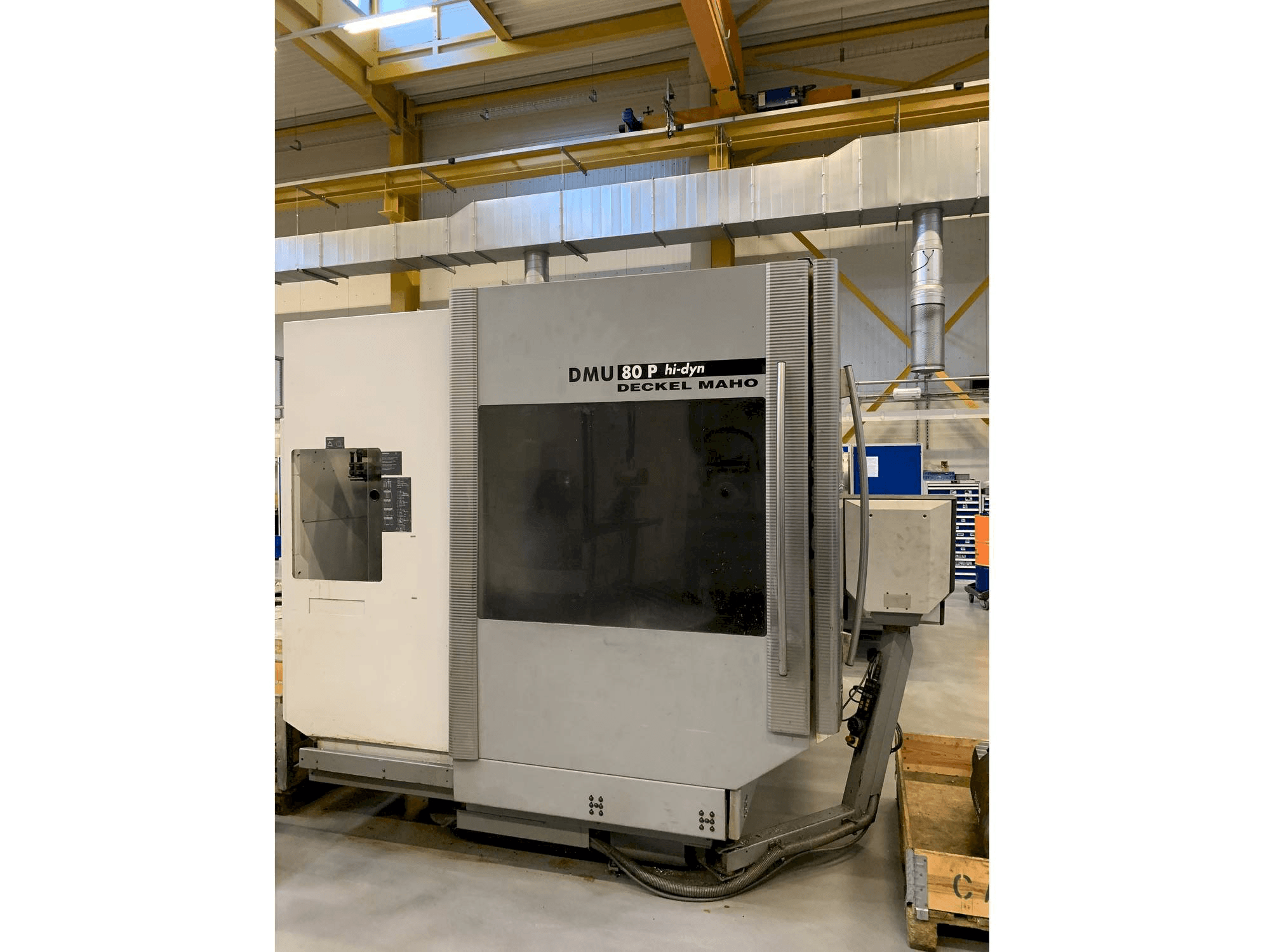 Vista frontal de la máquina DECKEL MAHO DMU 80 P hi-dyn
