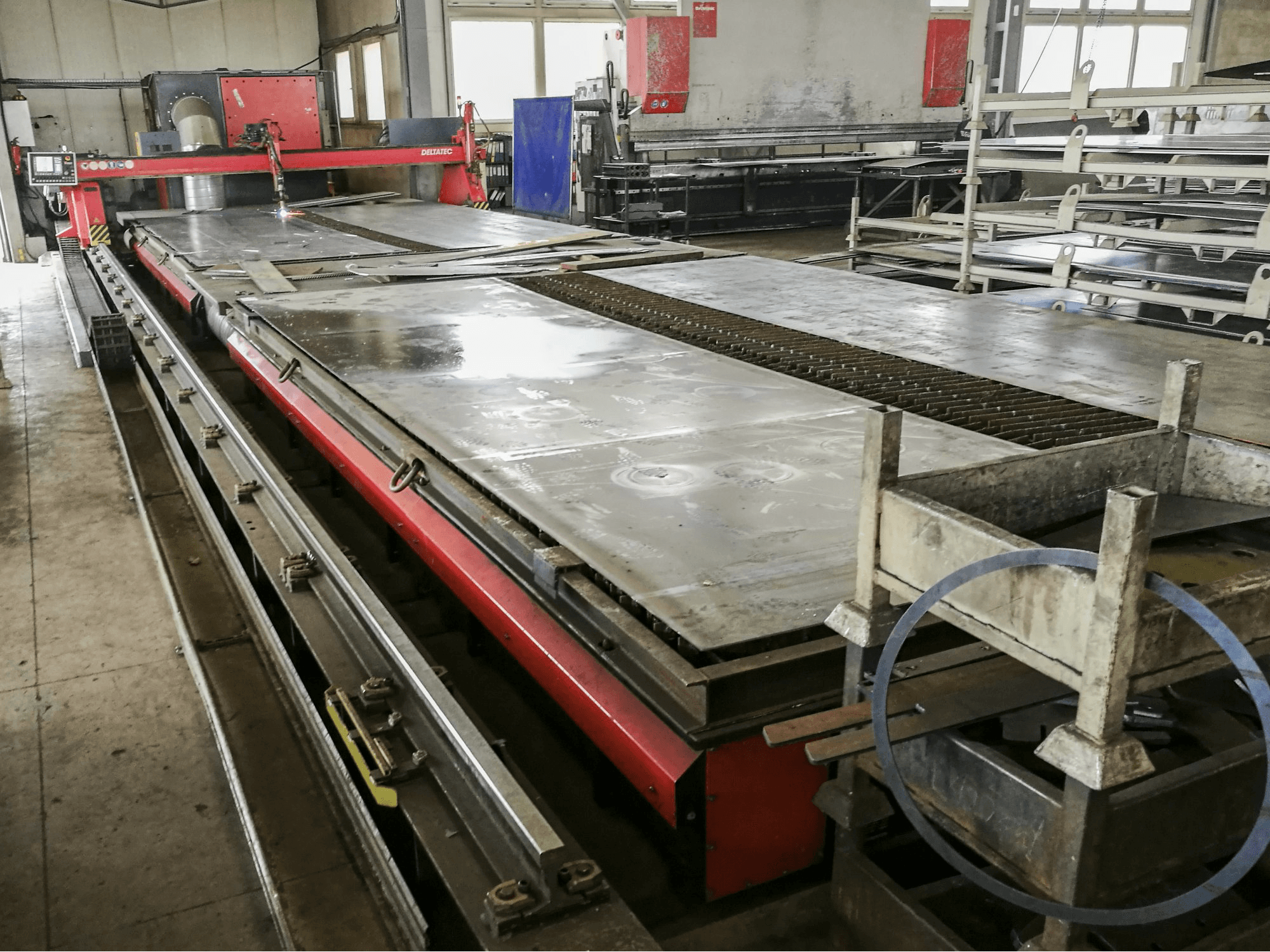 Vista izquierda de la máquina KOIKE DELTATEC