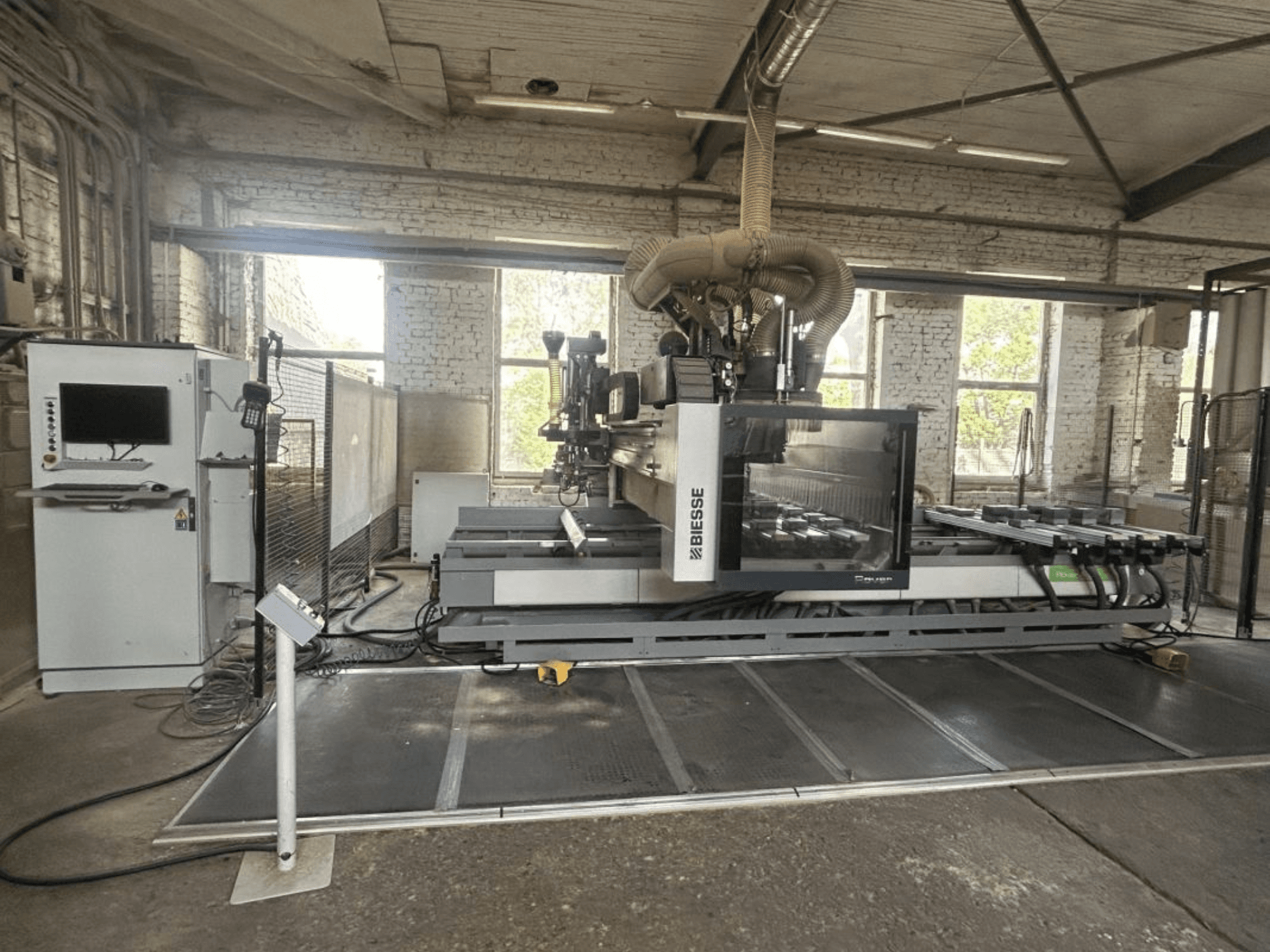 Centro de mecanizado CNC BIESSE Rover A Edge 1643, vista frontal, en la que se aprecian el panel de control, la mesa de trabajo y el entorno industrial.